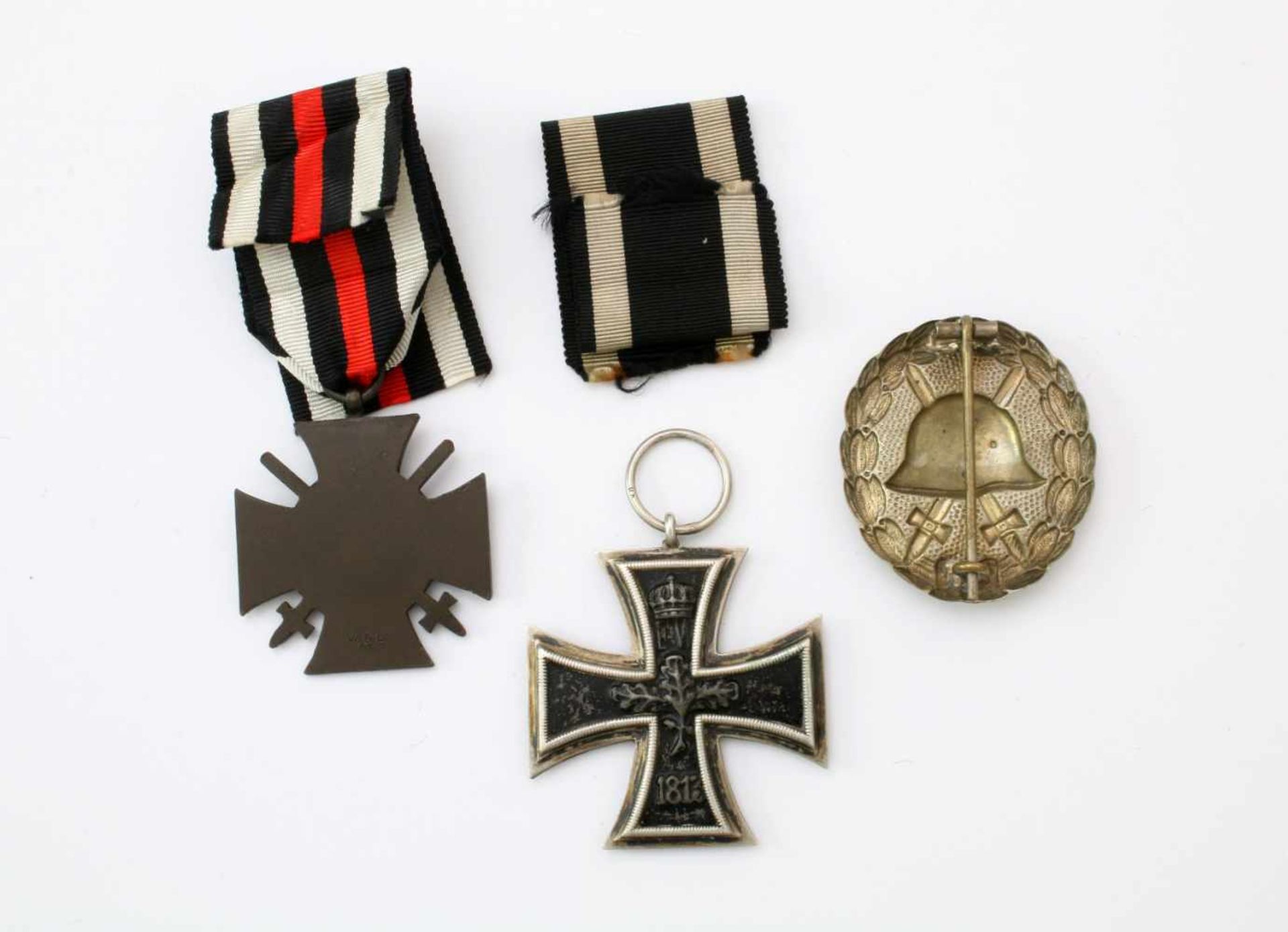 1. Weltkrieg - 3 AuszeichnungenEisernes Kreuz 2. Kl., Herstellerpunze am Bandring. Silbernes - Bild 2 aus 2