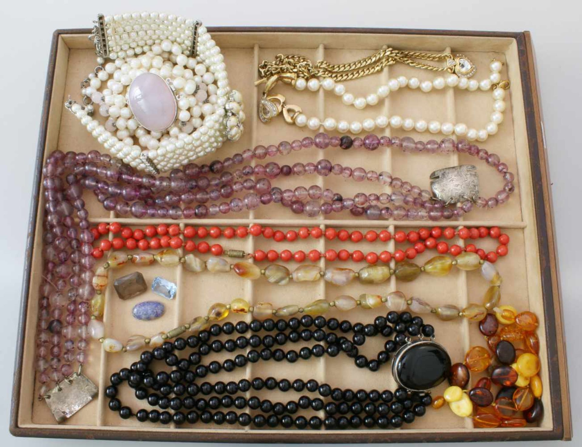 Konvolut Modeschmuck8 Ketten, darunter Bernstein, Achat, vergoldetes Collier mit Steinbesatz und