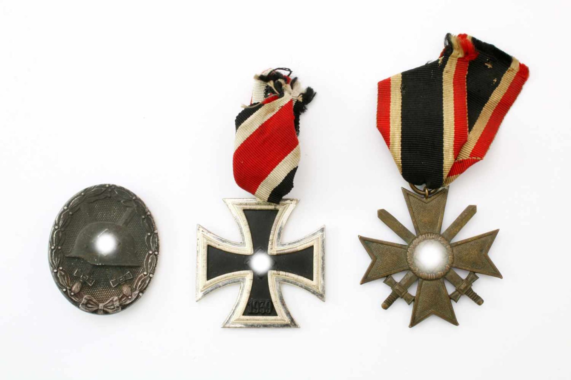2. Weltkrieg - 3 AuszeichnungenEisernes Kreuz 2. Kl. 1939 am Bandabschnitt. KVK 2. Kl. am