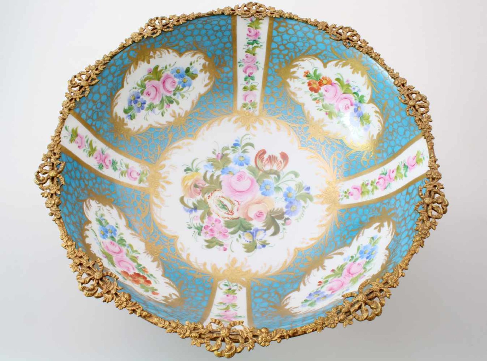 Limoges - Prachtschale C.E.A.Handbemalte Schale, polychrom floral- und goldstaffiert auf weißen - Bild 3 aus 3