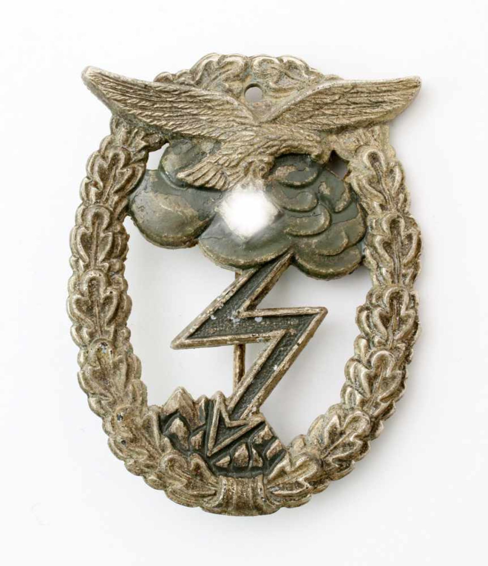 2. Weltkrieg - Erdkampfabzeichen der LuftwaffeFeinzink, an runder, eiserner Nadel. Stück mit