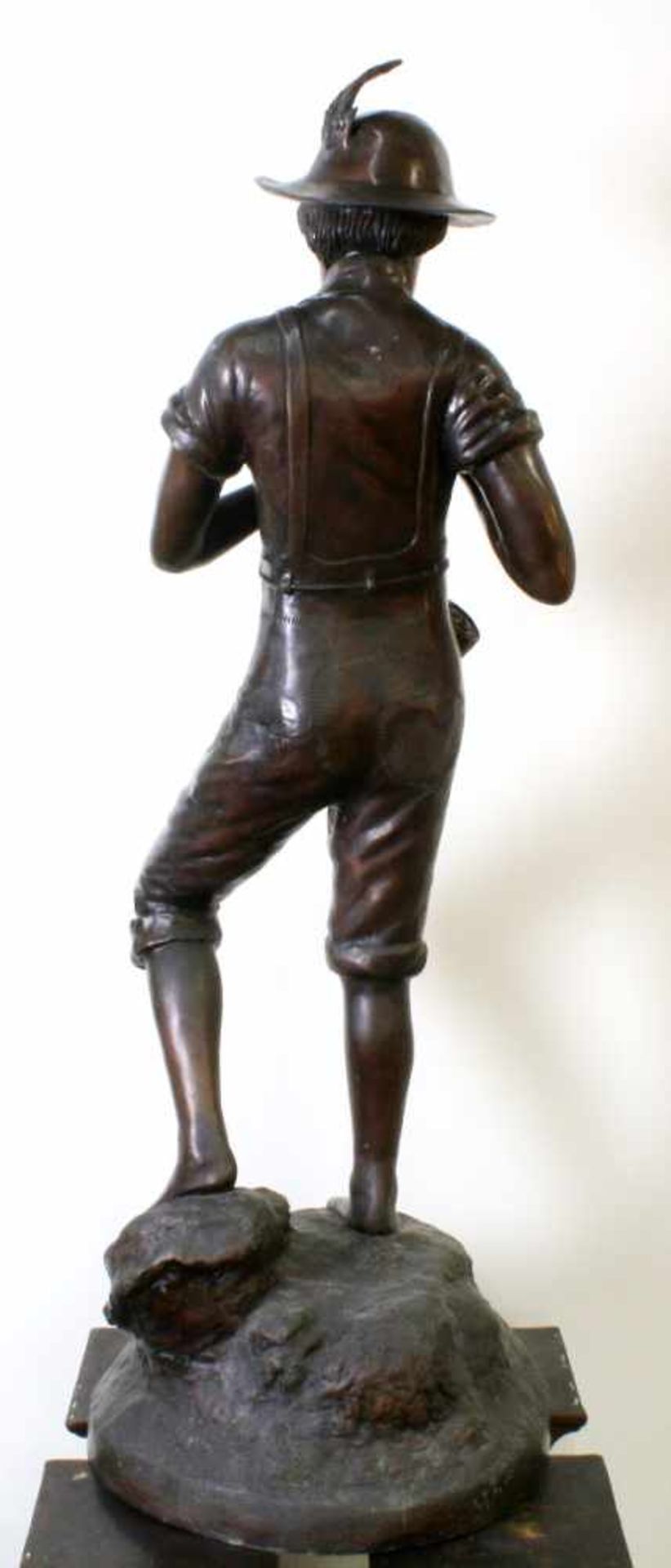 Große Bronzeskulptur "Knabe mit Fisch"Die Skulptur aus Bronze gegossen, patiniert. Ein Knabe in - Bild 3 aus 7
