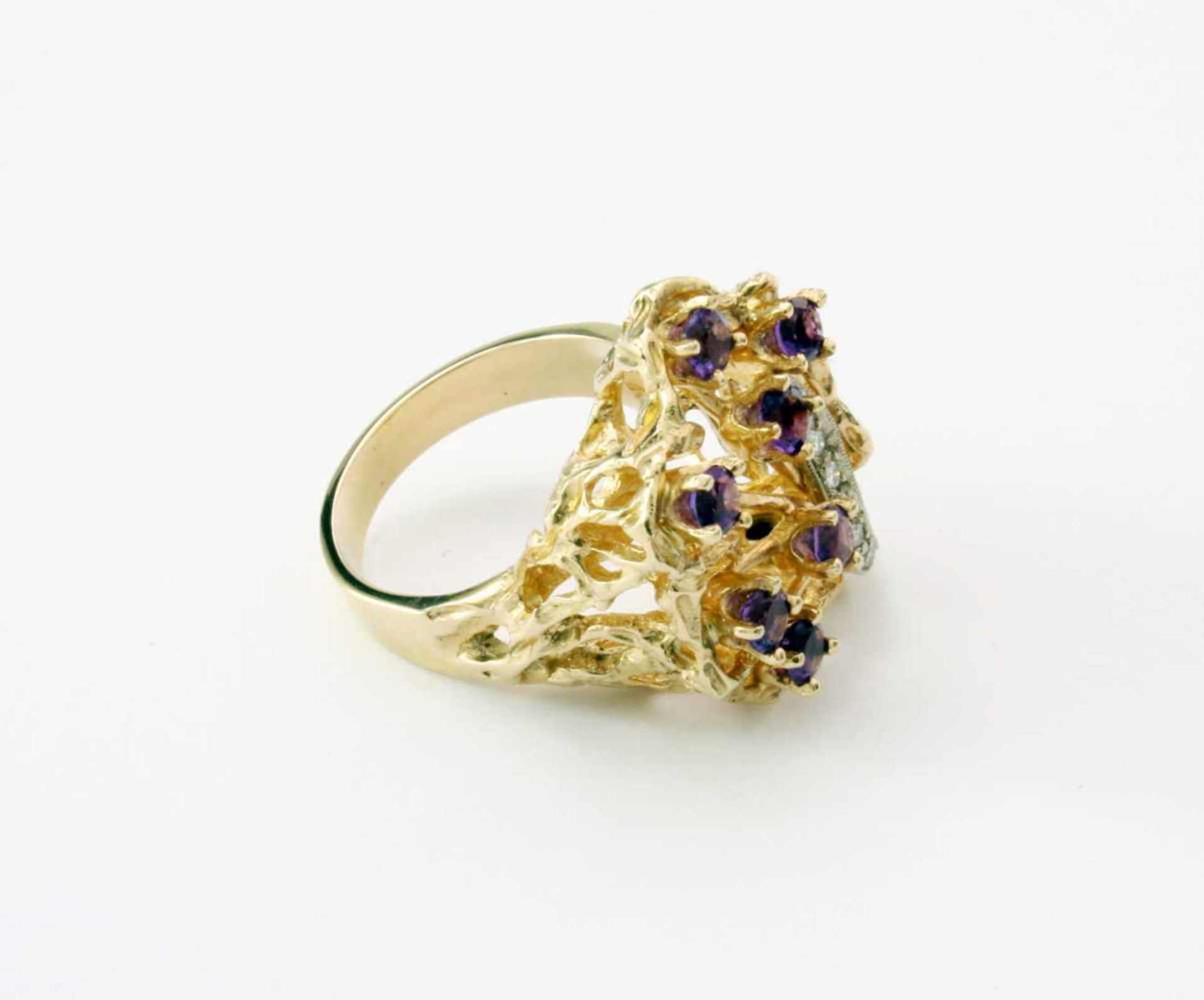 Goldring - Designerring mit Brillanten und AmethystenGG 585, aufwendige Goldschmiedearbeit in Form