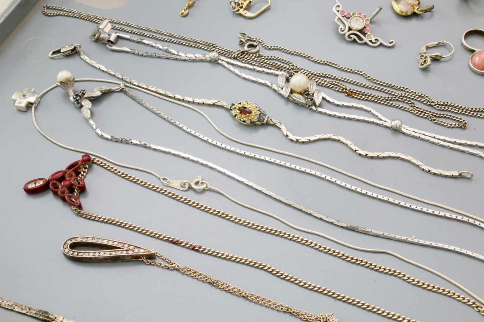 Konvolut Silberschmuck800er bis 925er Silber, Ringe, Halsketten, Armkettchen, Anhänger, Ohrringe. - Bild 3 aus 3