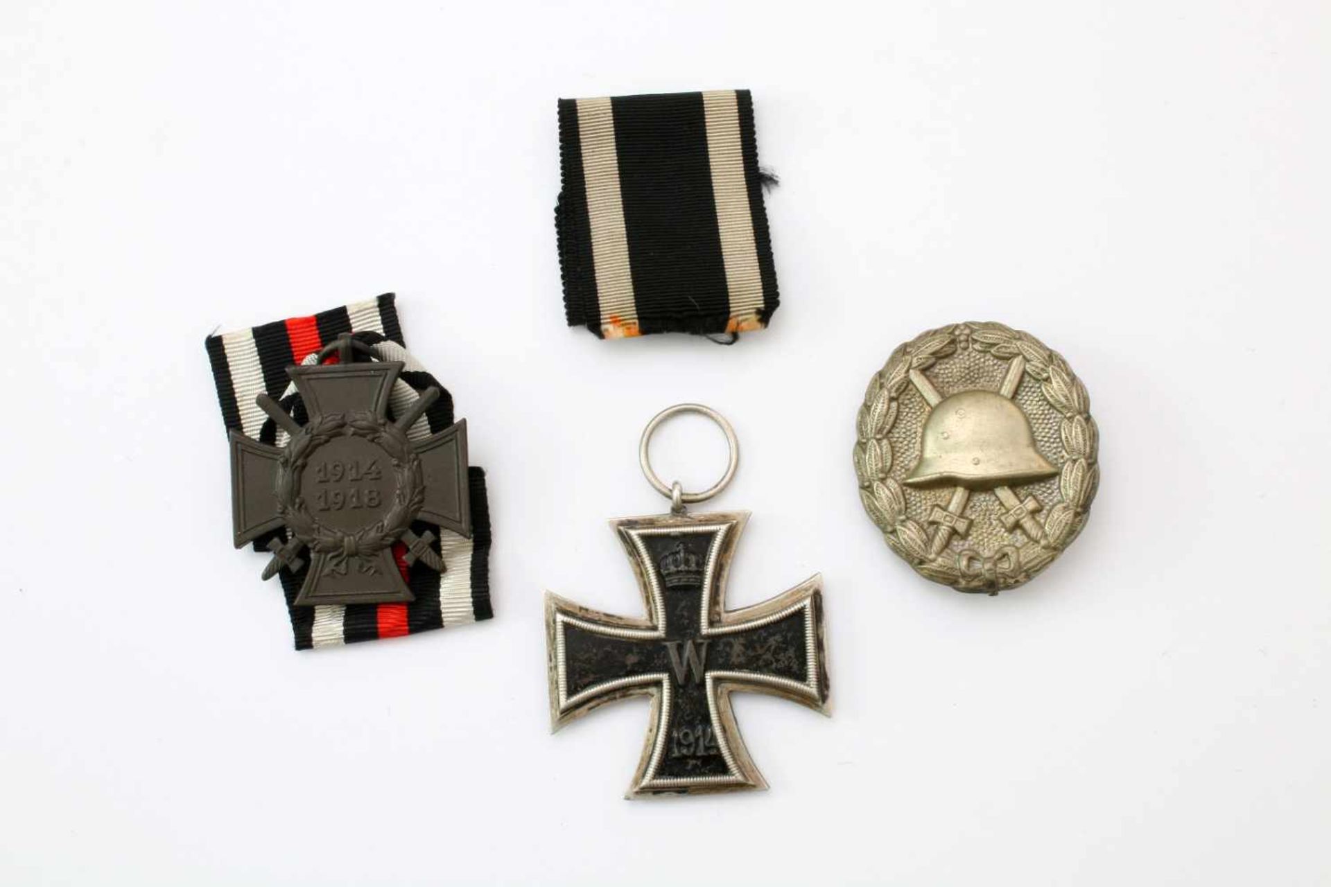 1. Weltkrieg - 3 AuszeichnungenEisernes Kreuz 2. Kl., Herstellerpunze am Bandring. Silbernes