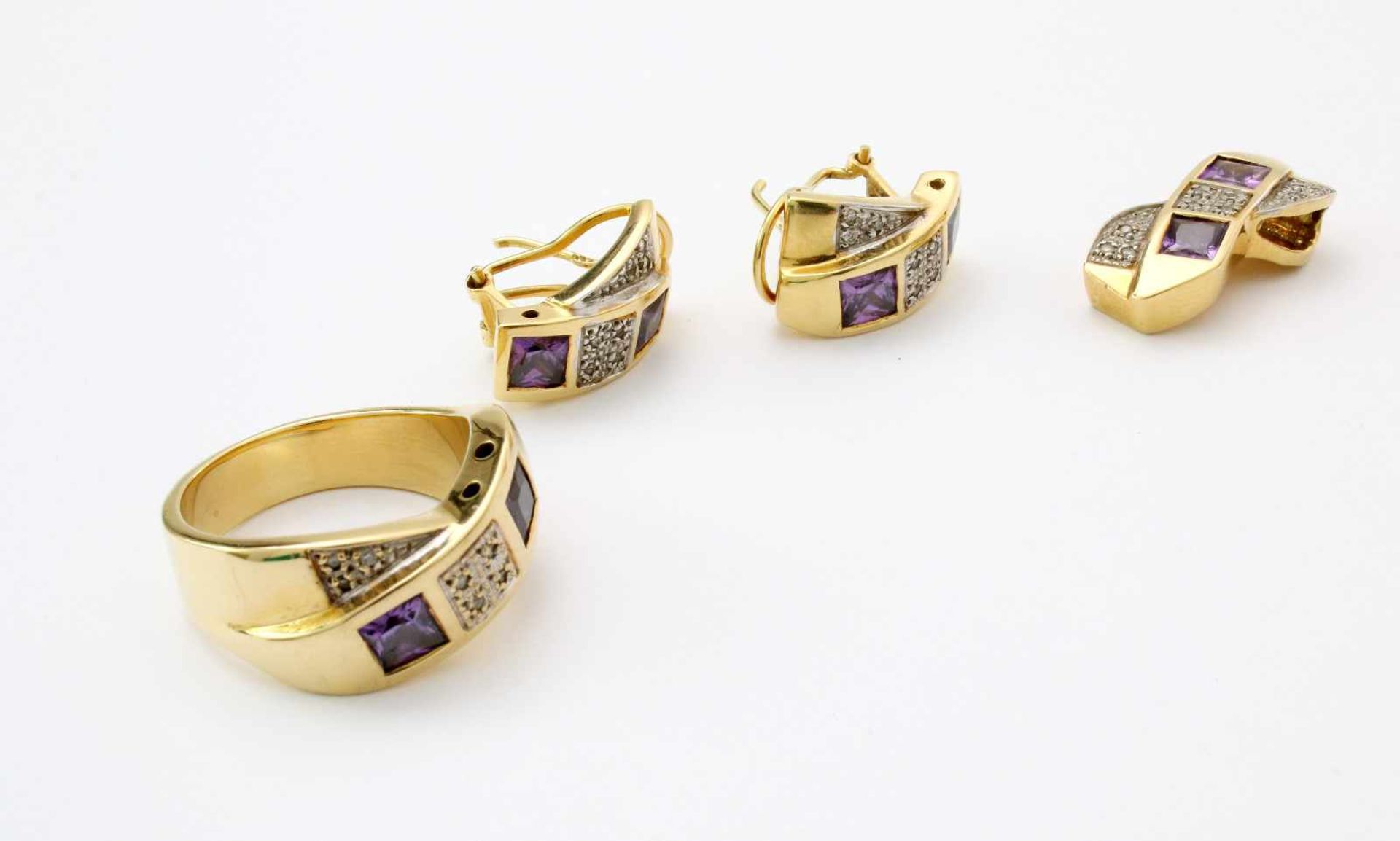 Gelbgold Schmuckset - Ring, Anhänger, Ohrringe mit Amethyst und BrillantenGG 750, Design: 2 sich - Bild 3 aus 3