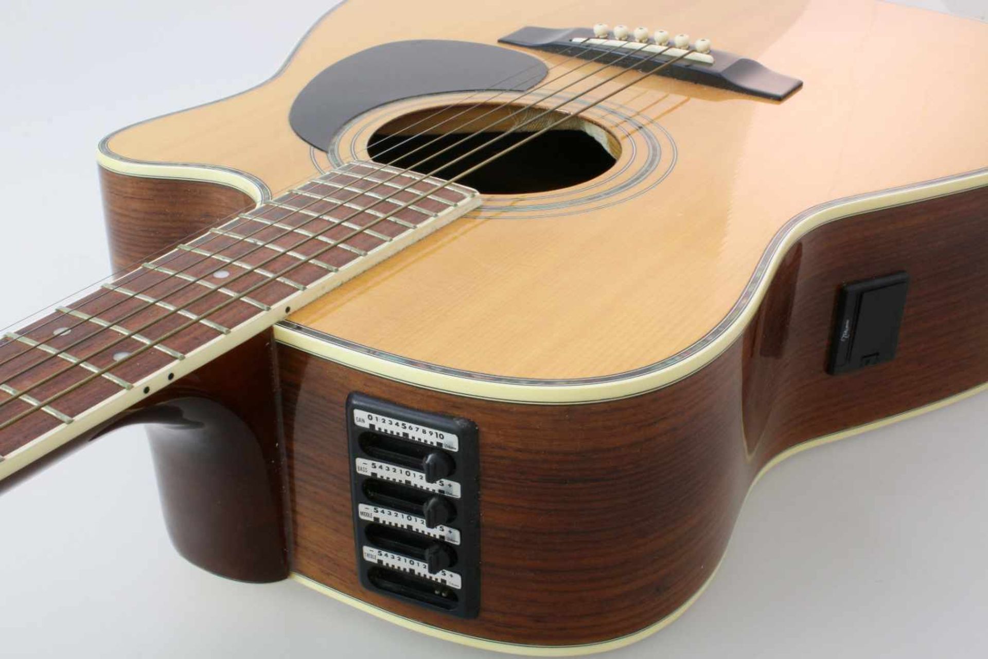 Westerngitarre Takamine EG-334c mit TonabnehmerIn sehr gutem spielbereitem Zustand, geringe - Bild 3 aus 5