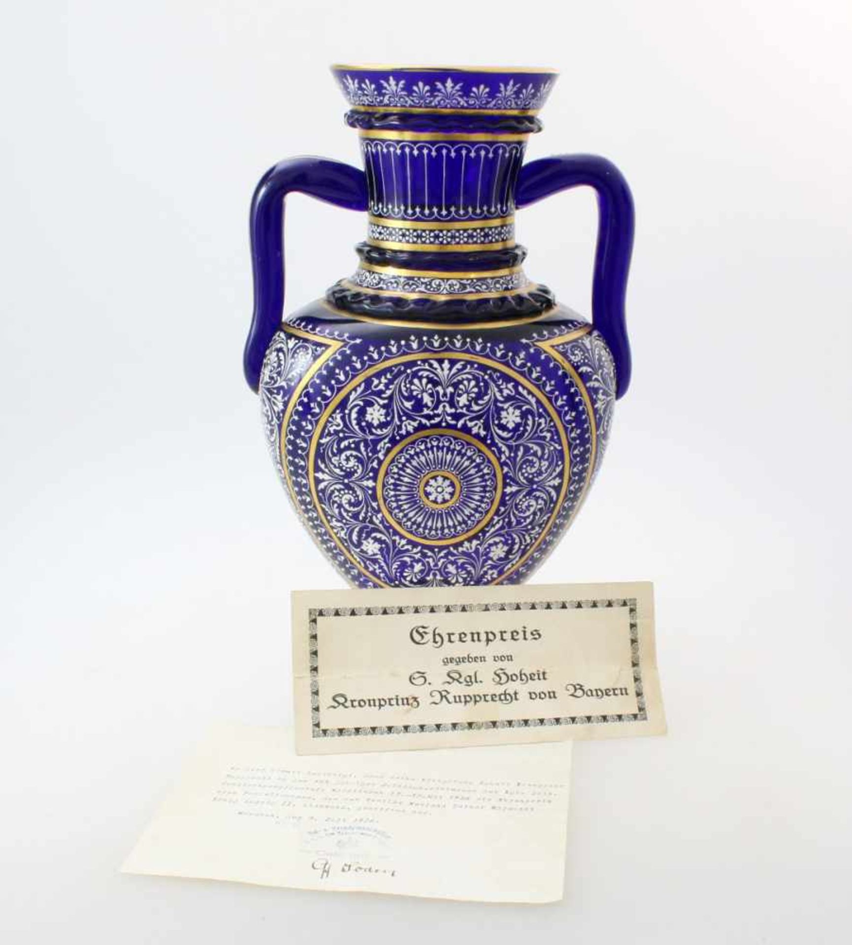 Kobaltblaue Vase mit Orientaldekor - J. & L. Lobmeyr um 1875Beidseitig abgeflachter, bauchiger