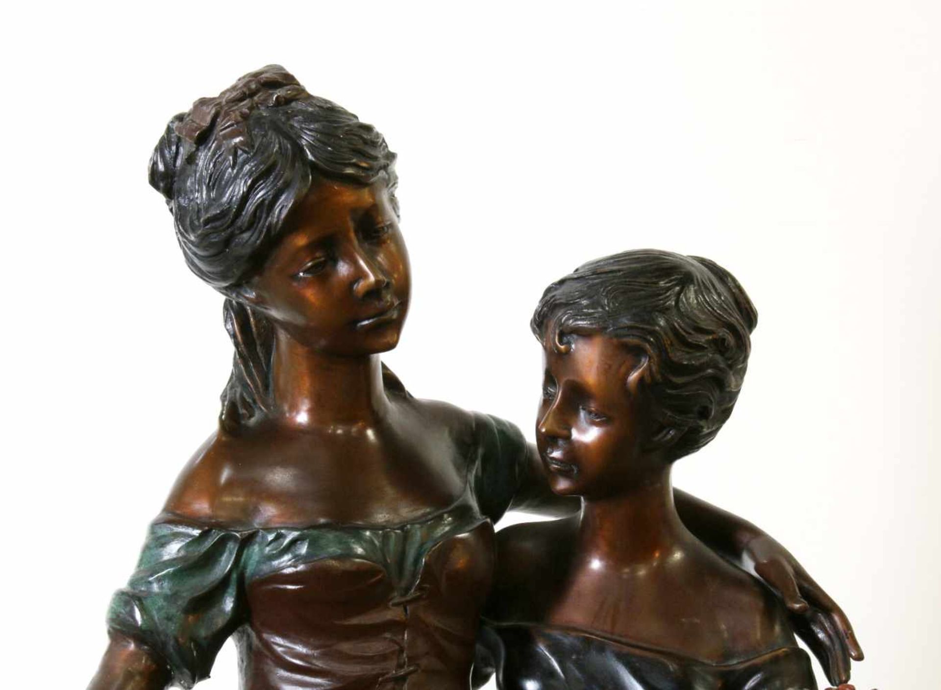 Bronzeskulptur " Zwei Mädchen mit Blumenkorb"Die Skulptur aus Bronze gegossen, patiniert. - Bild 6 aus 6