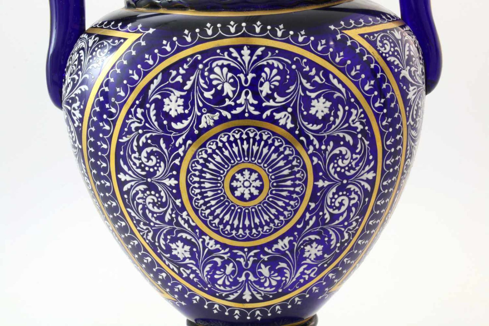 Kobaltblaue Vase mit Orientaldekor - J. & L. Lobmeyr um 1875Beidseitig abgeflachter, bauchiger - Bild 4 aus 6