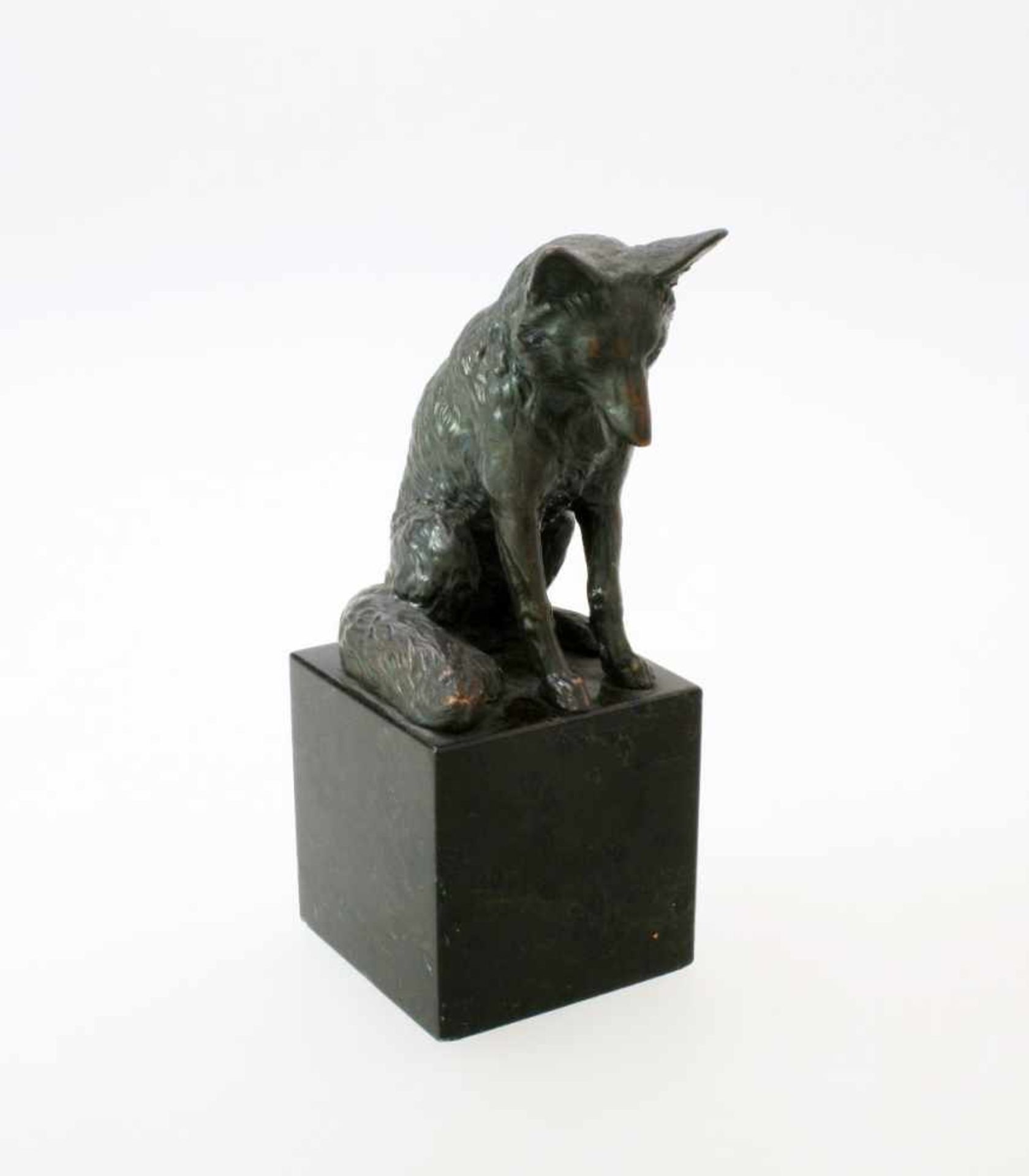 Bronzeskulptur "Sitzender Wolf" - um 1900Fein gearbeiteter Wolf, auf schwarzem Marmorsockel,