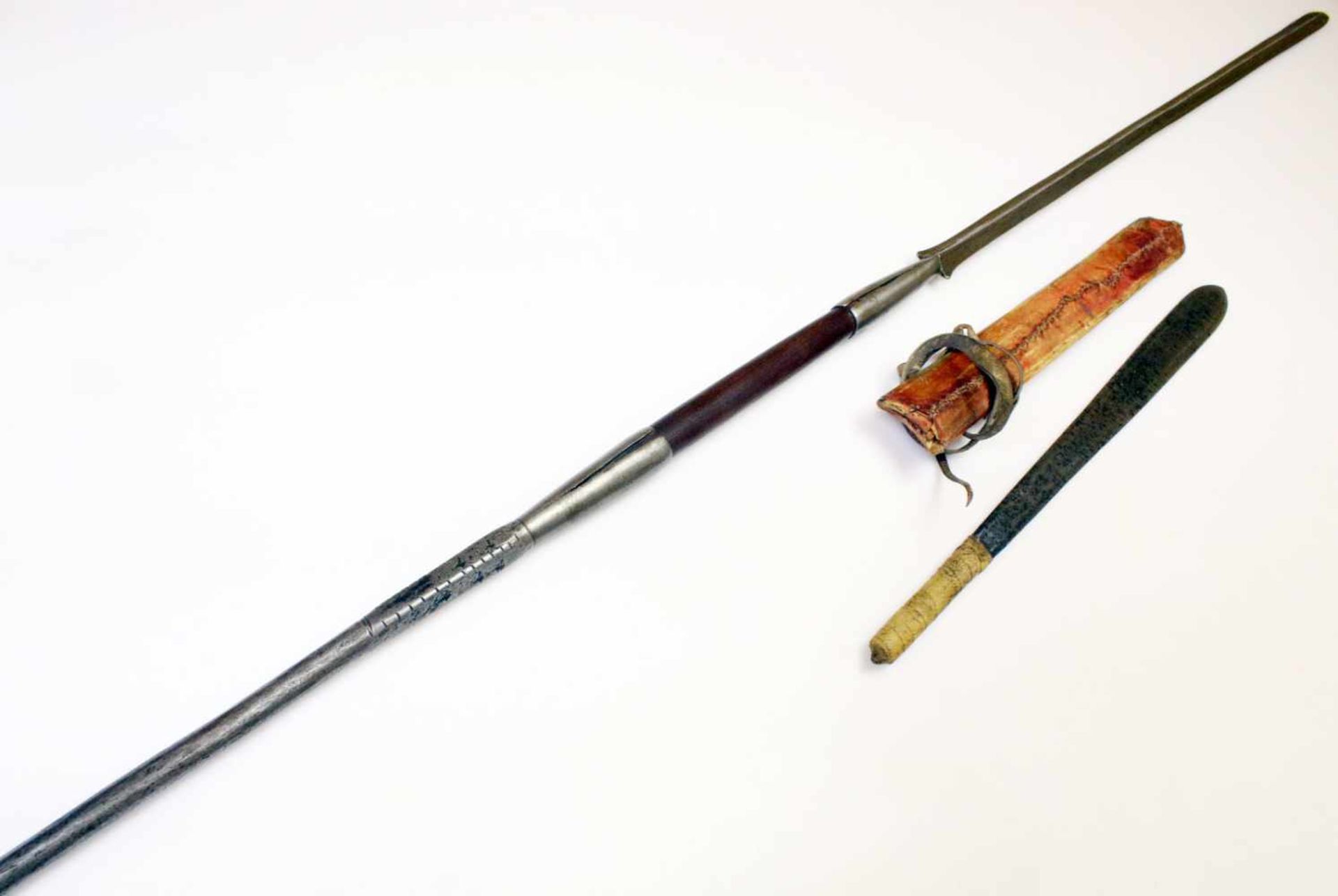 Kenia / Tansania - Schwert "Seme" und Speer der Massai - 1. Hälfte 20. JahrhundertDas Schwert mit