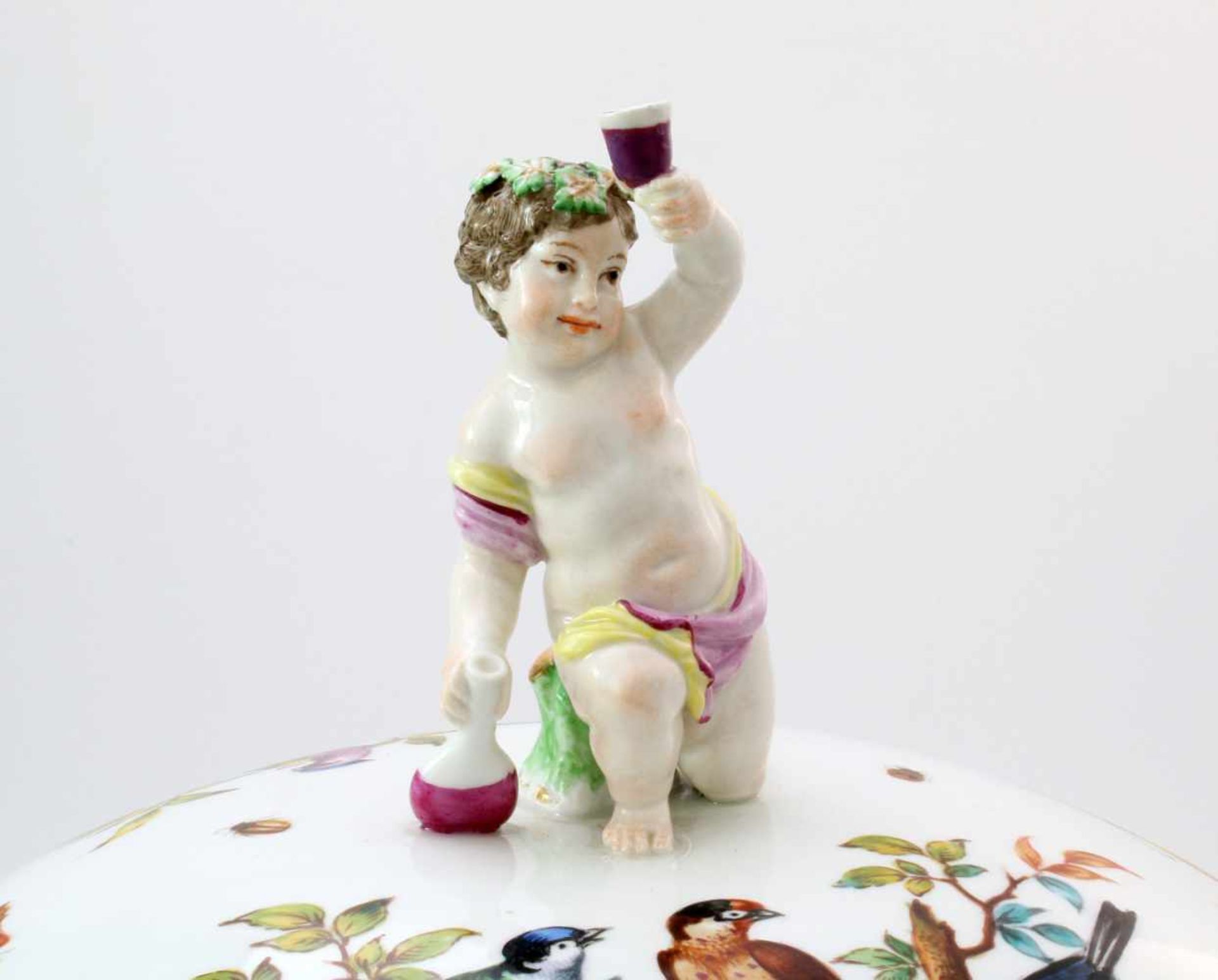 Große Deckelterrine mit Putto - KPM Berlin 1915Polychrome Unterglasurmalerei, Vögel, Insekten, - Bild 5 aus 6