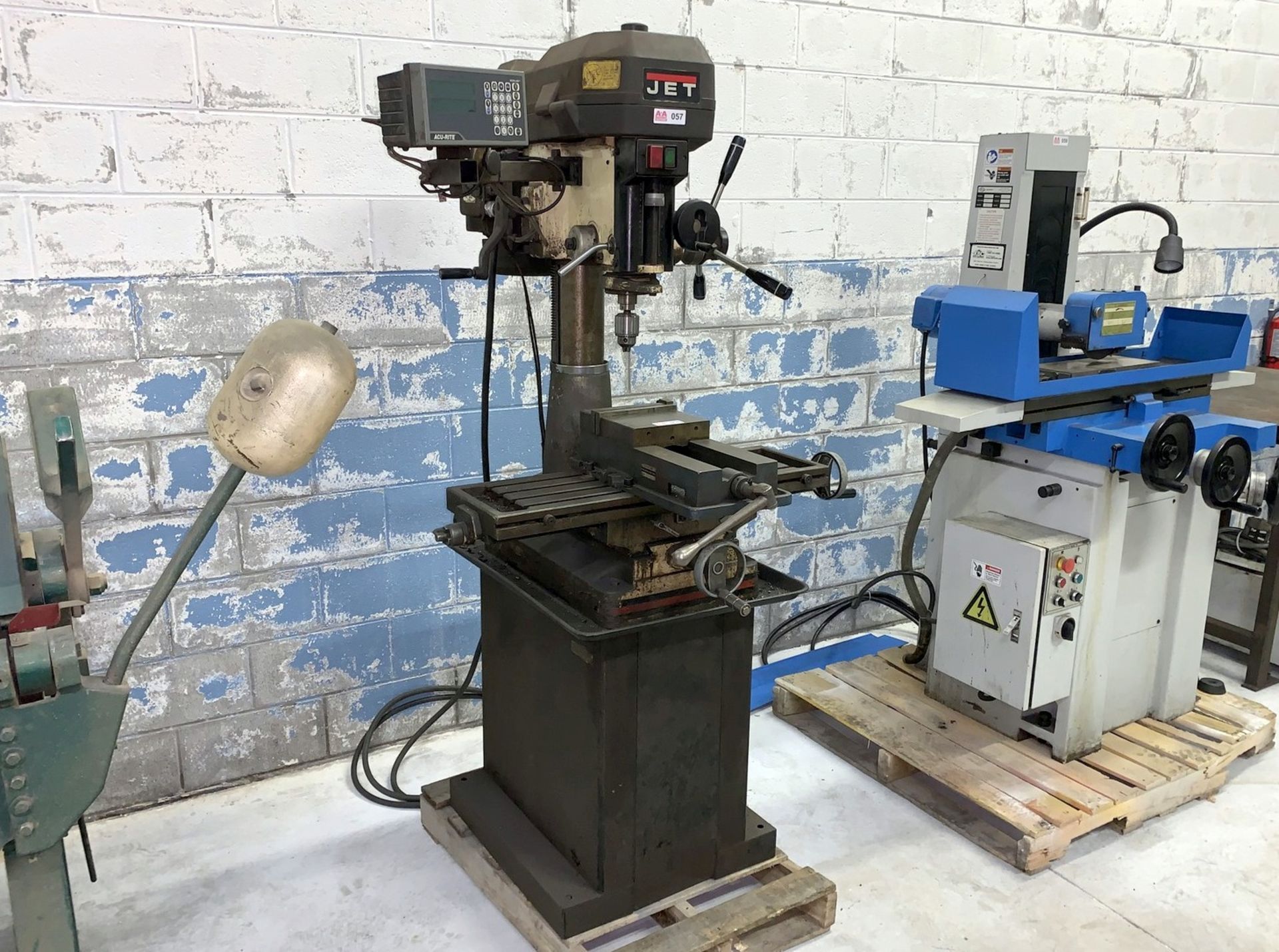 Jet Mdl. JMD-18 Vertical Milling / Drilling Machine, 18" Swing, 9" x 32" T-Slot Table (NOTE: Vise is