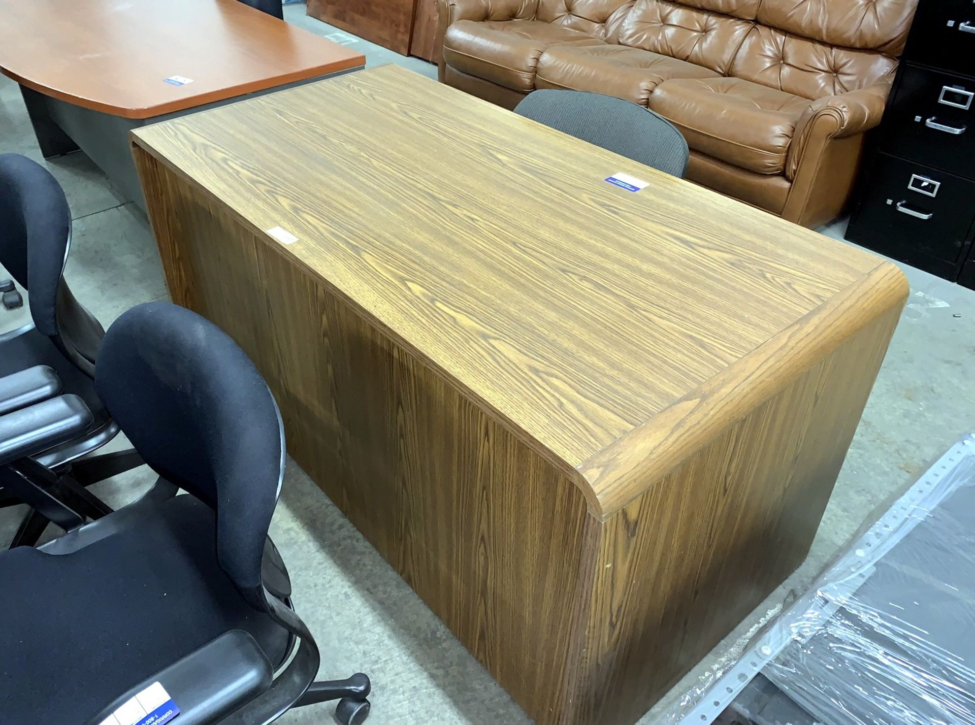 Desk with Chair (All Items MUST be Removed by Thursday, December 19, 2019. Buyer is Responsible - Image 2 of 3