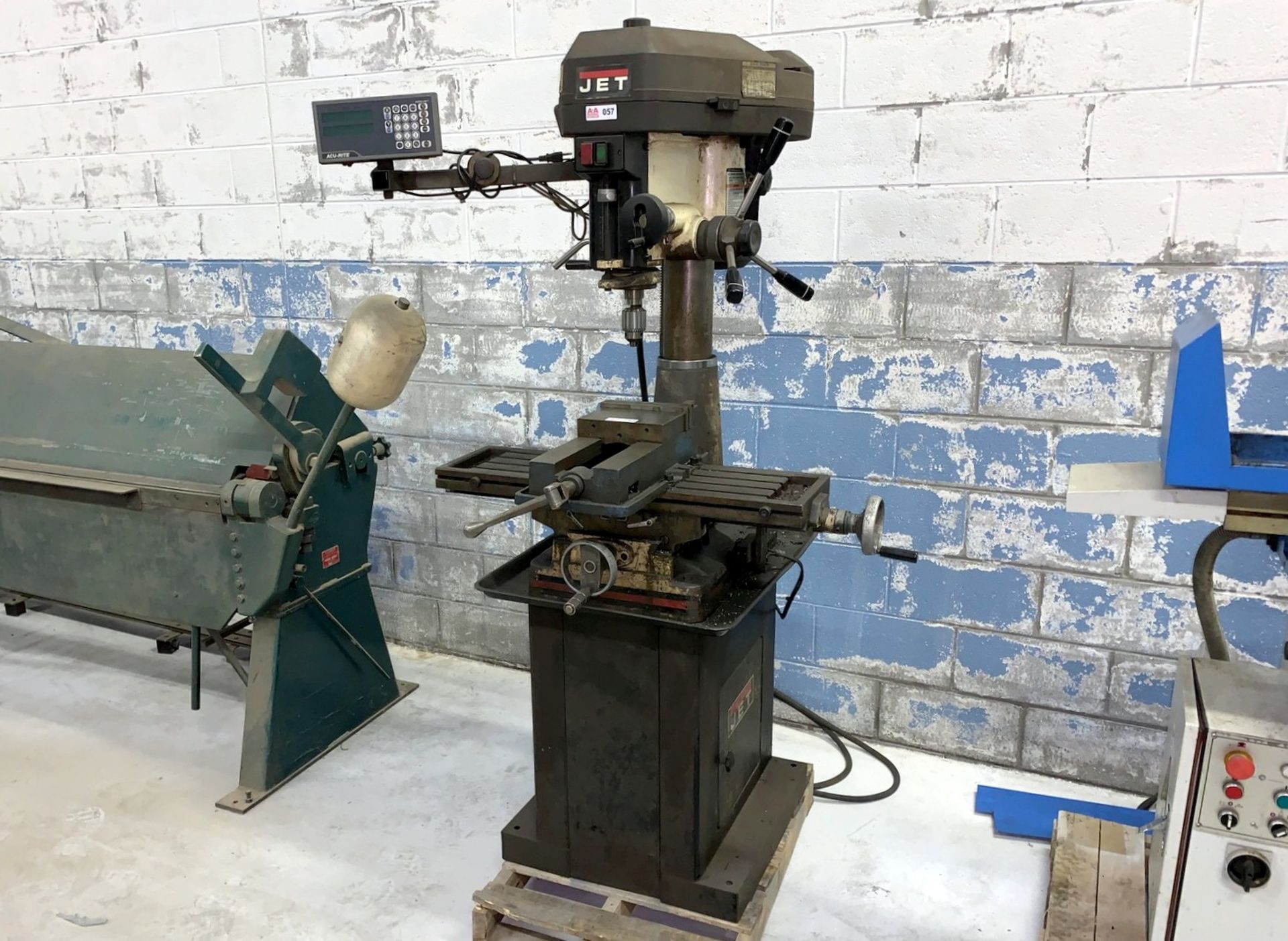 Jet Mdl. JMD-18 Vertical Milling / Drilling Machine, 18" Swing, 9" x 32" T-Slot Table (NOTE: Vise is - Image 2 of 6