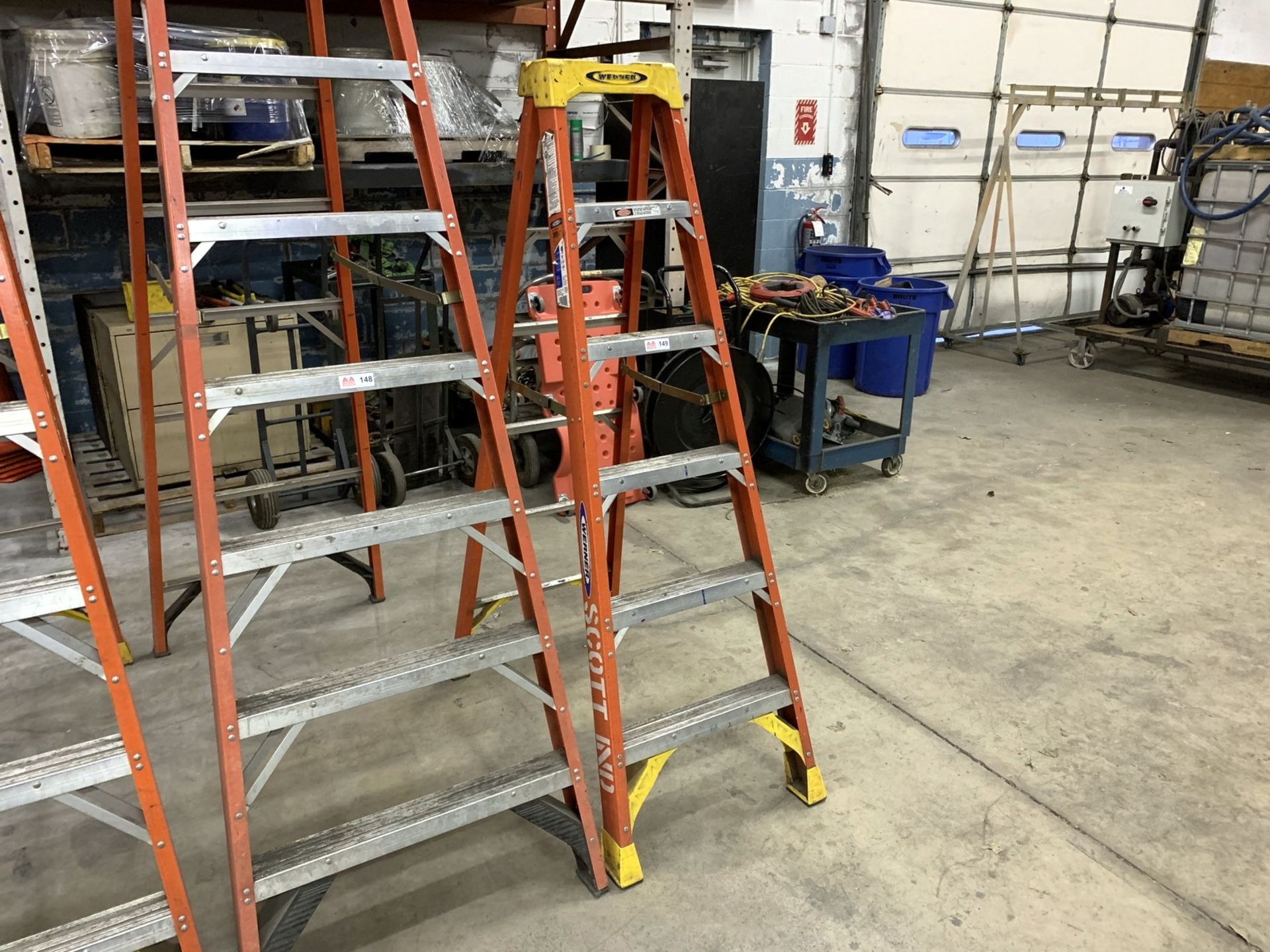 Werner 6' Fiberglass Step Ladder, 300Lb Capacity (All Items MUST be Removed by Thursday, December