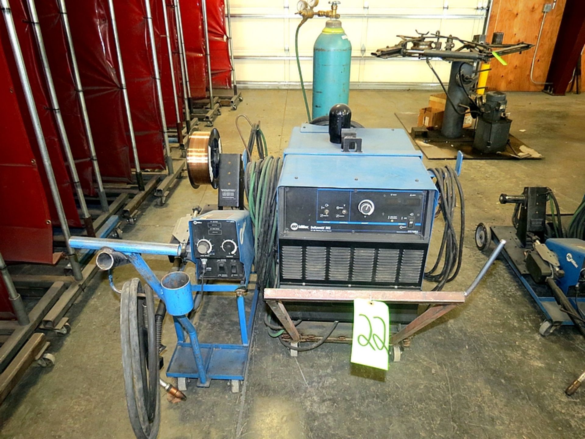 MILLER DELTA WELD 302 CV-DC WELDER WITH 70 SERIES WIRE FEED AND CYLINDER - Image 2 of 5