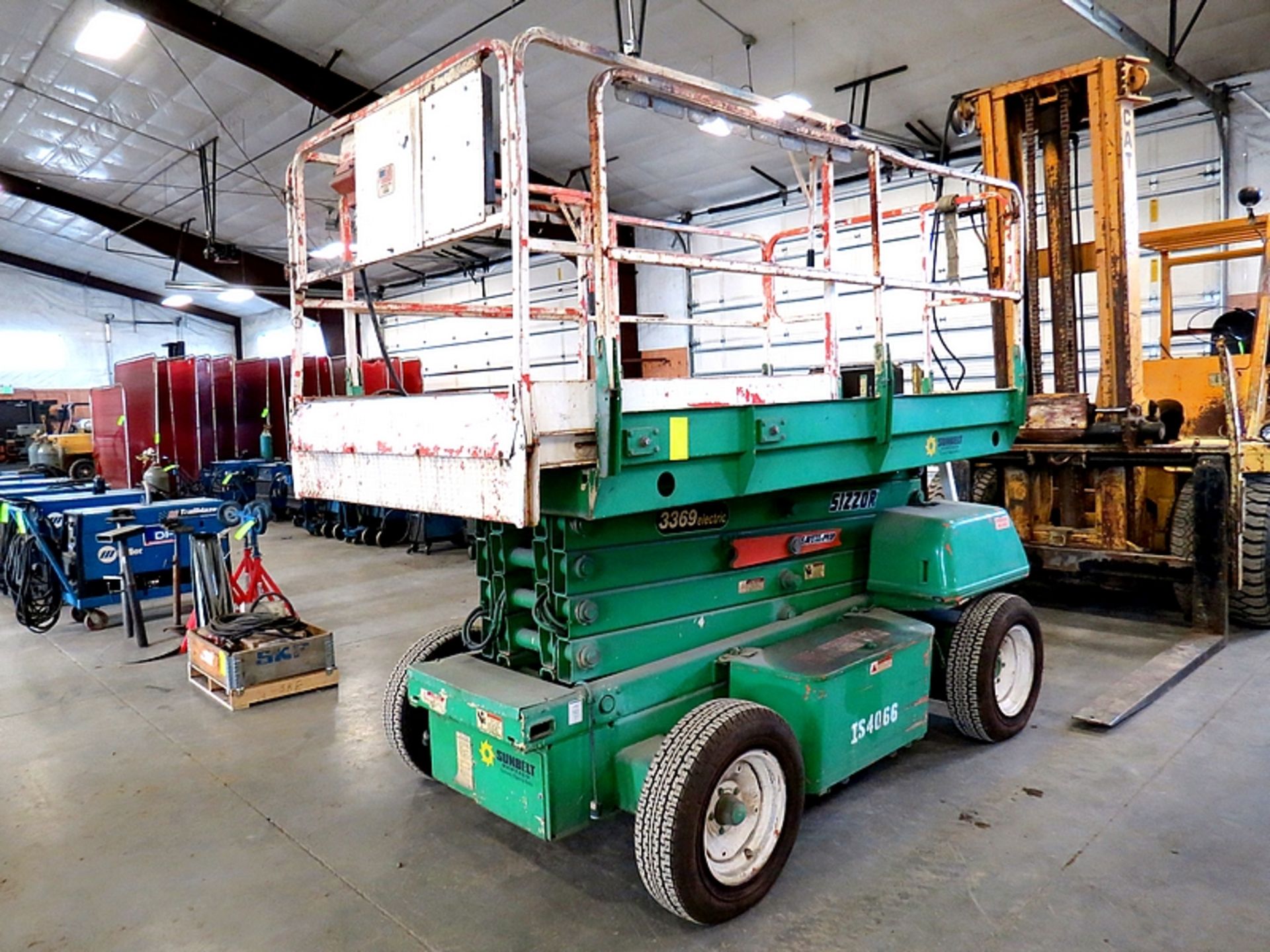 JLG INDUSTRIES SIZZOR 3369 ELECTRIC SIZZOR LIFT SN: 0200028562 LIFT HGT 33 FEET MAX WORKLOAD 1000LBS - Image 2 of 2