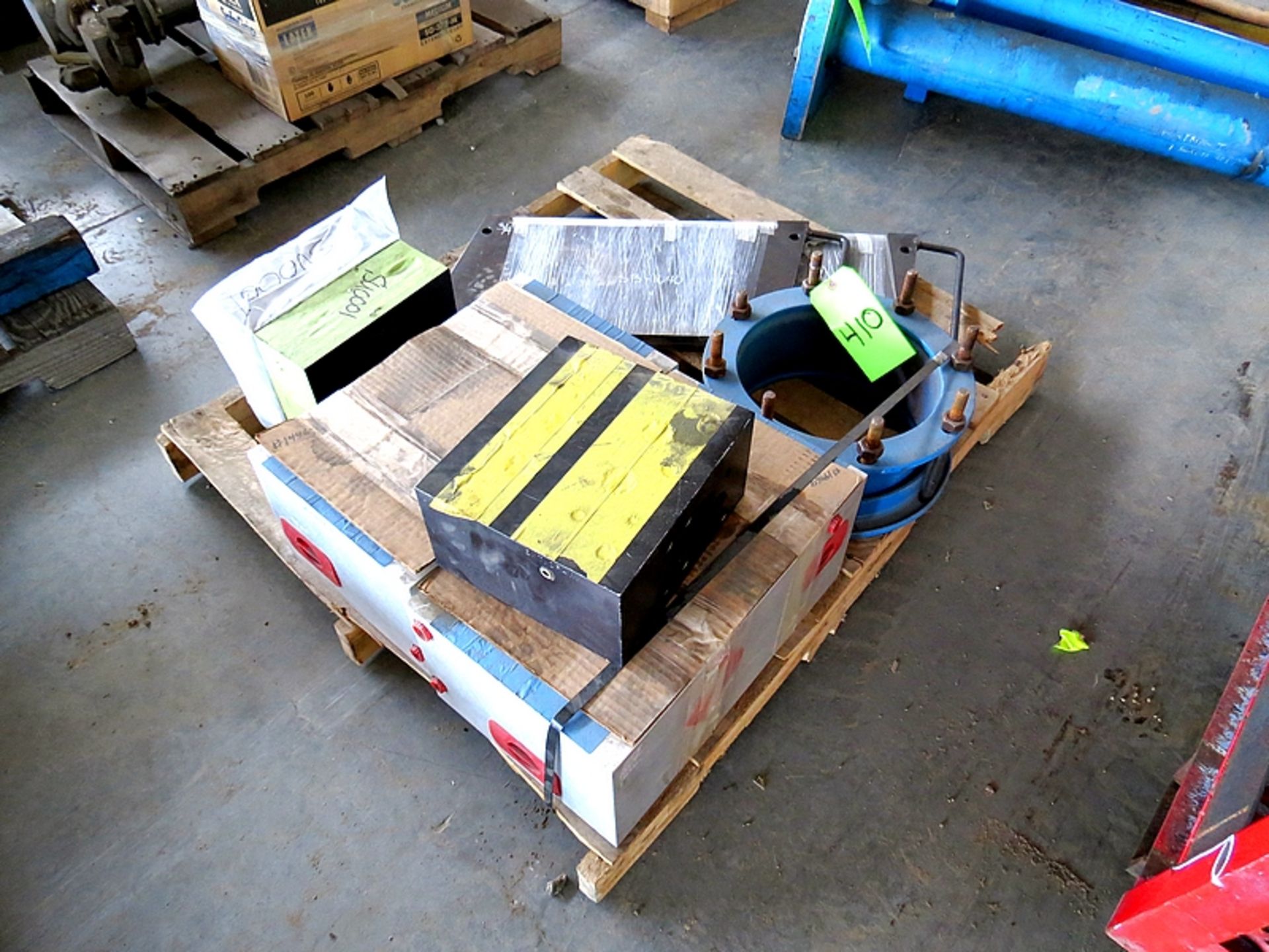 PALLET OF ASSORTED HYDRAULIC MANIFOLDS AND KNIVES