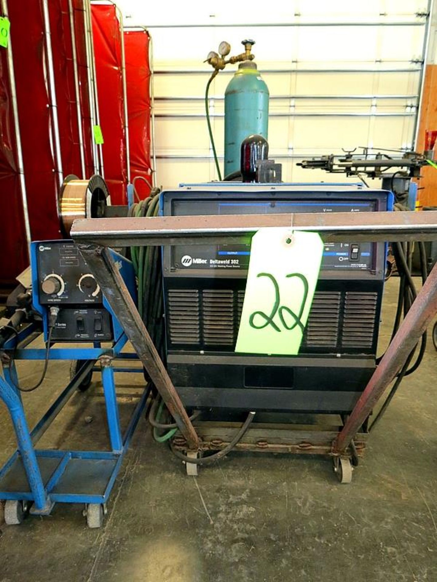 MILLER DELTA WELD 302 CV-DC WELDER WITH 70 SERIES WIRE FEED AND CYLINDER