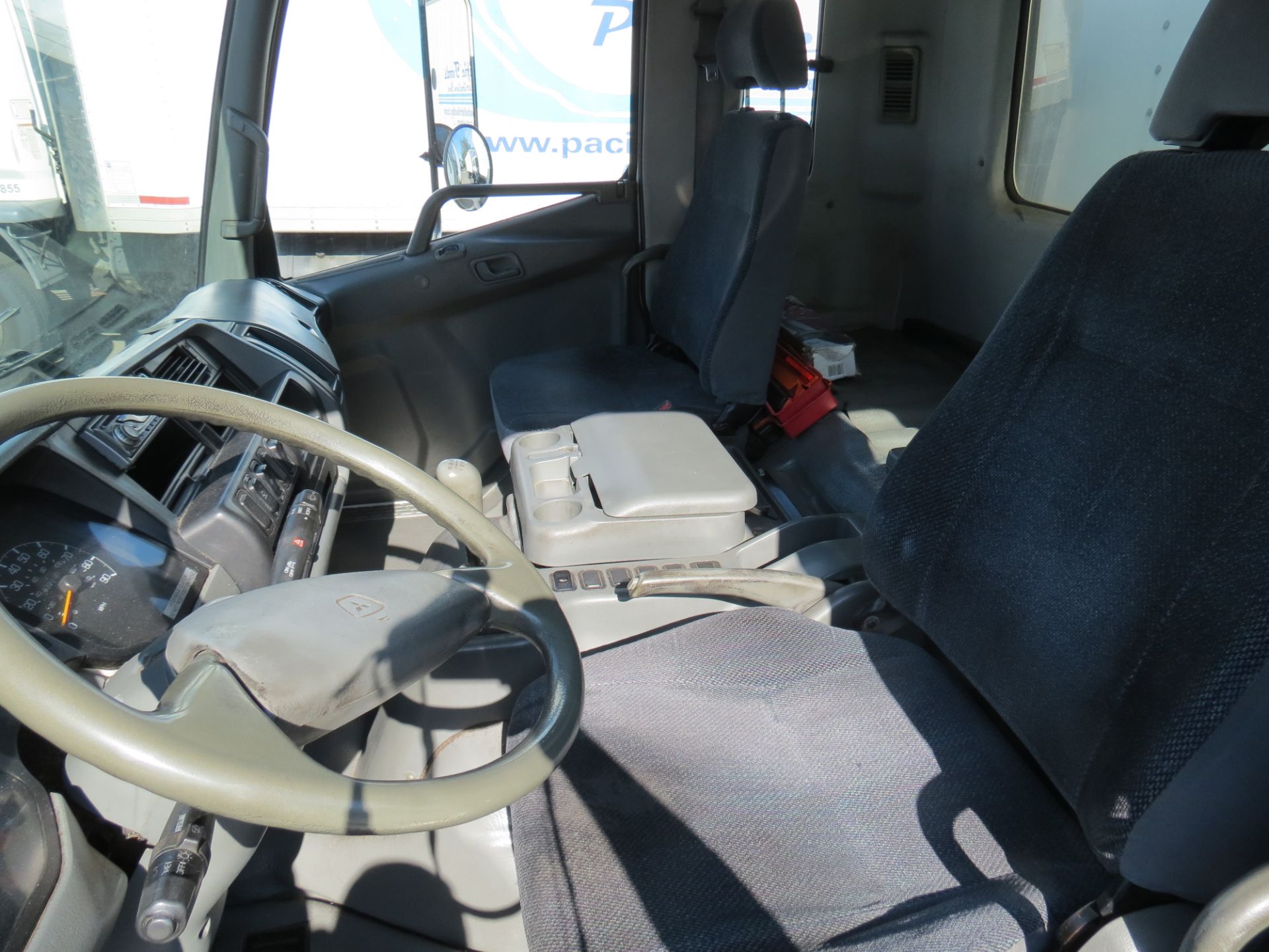 2007 Mitsubishi Fuso 28' FM-260 Box Truck W/Lift Gate, Manual Transmission, #102, VIN: - Image 7 of 10