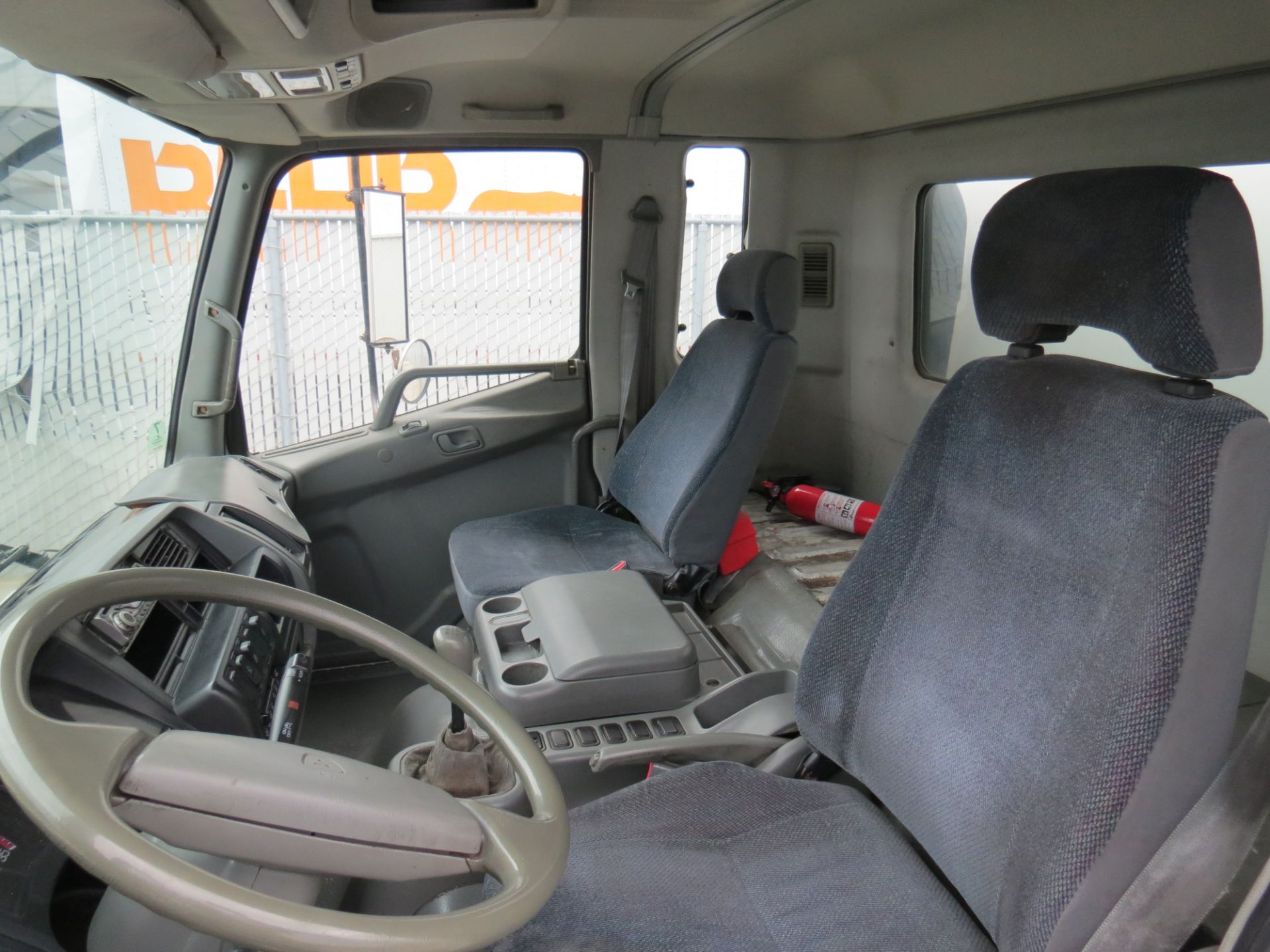 2007 Mitsubishi Fuso 28' FM-260 Box Truck W/Lift Gate, Manual Transmission, #101, VIN: - Image 7 of 10