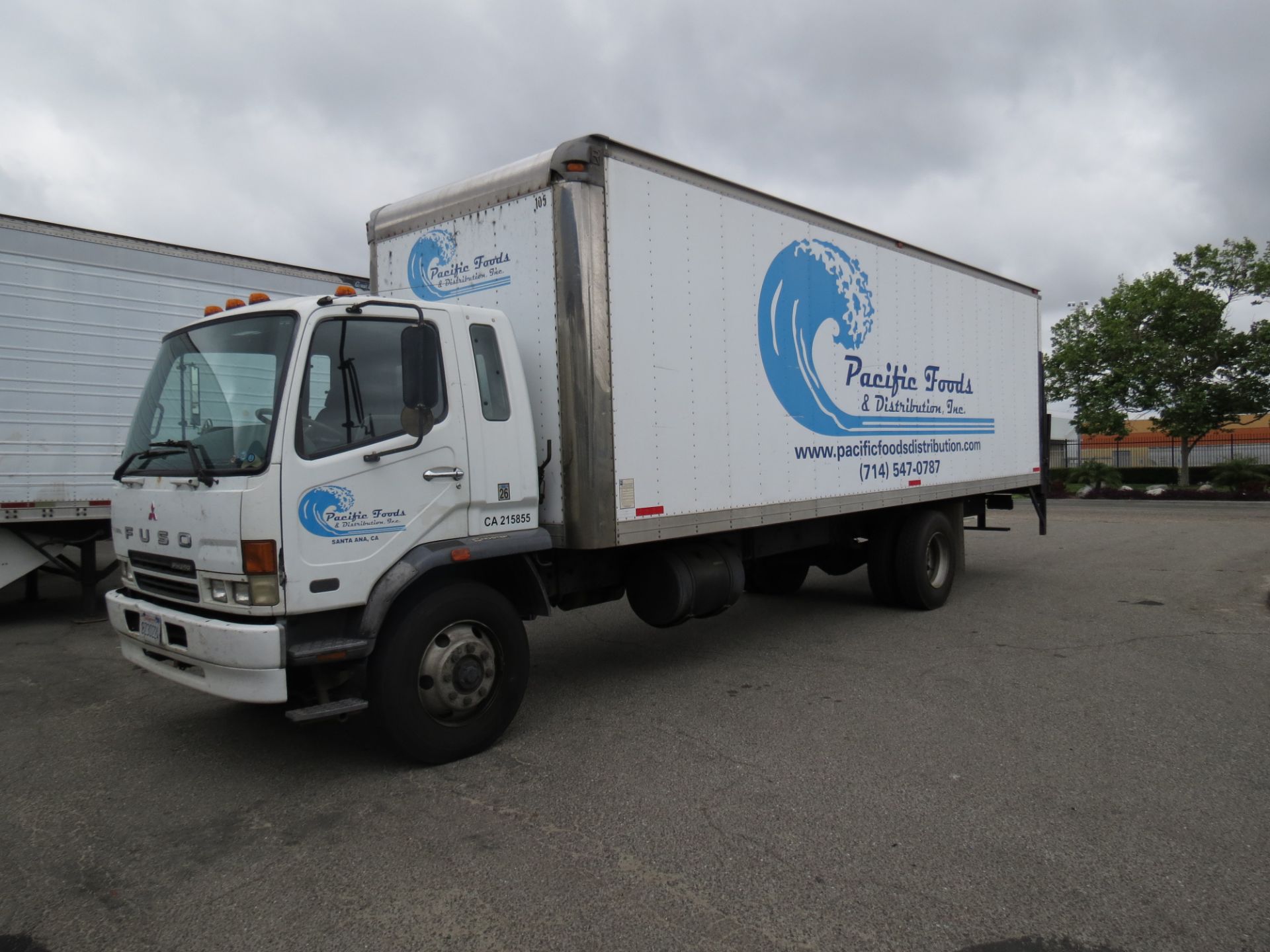 2007 Mitsubishi Fuso 28' FM-260 Box Truck W/Lift Gate, Manual Transmission, #105, VIN: - Image 2 of 10