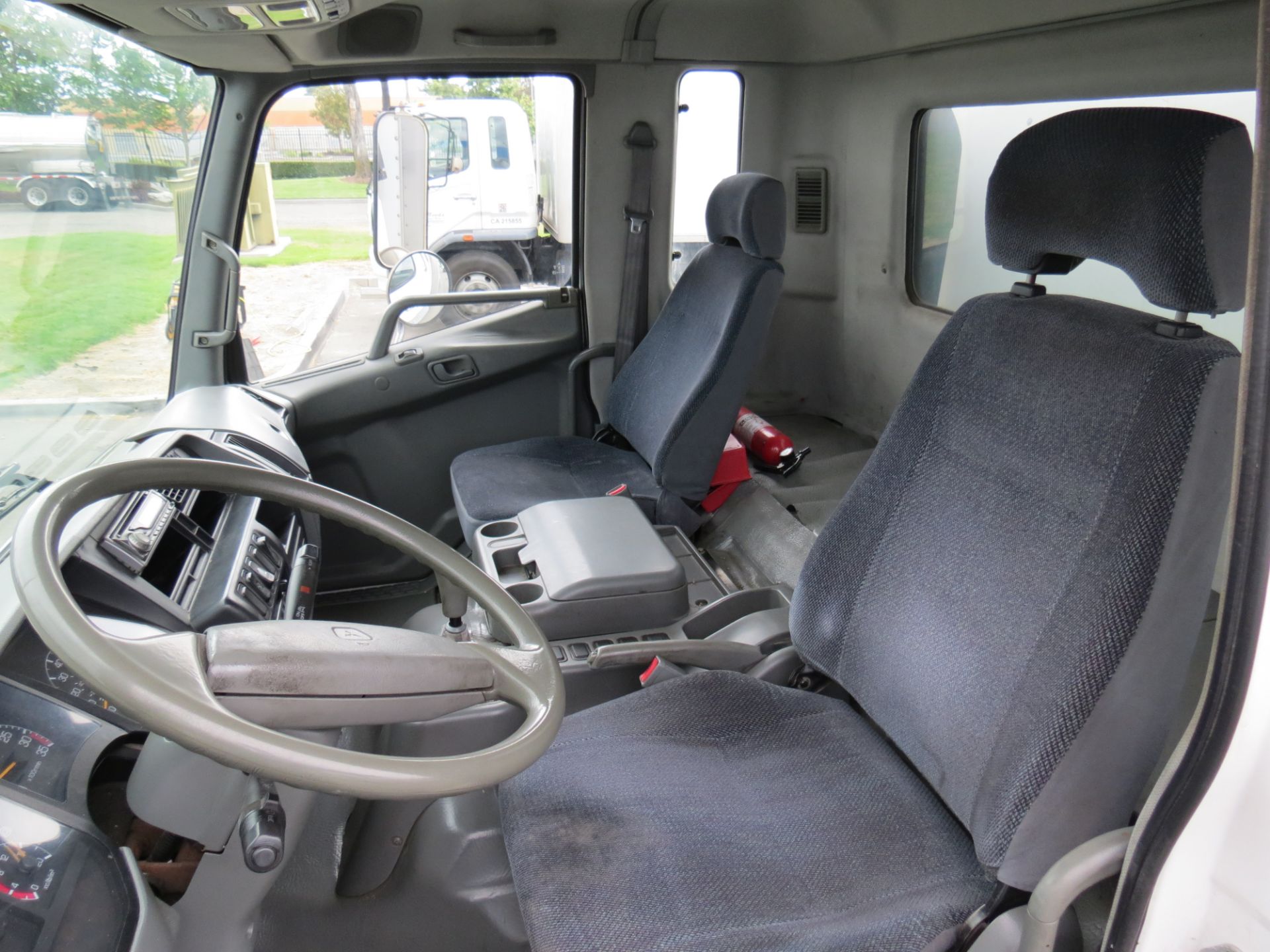 2007 Mitsubishi Fuso 28' FM-260 Box Truck W/Lift Gate, Manual Transmission, #128, VIN: - Image 7 of 10