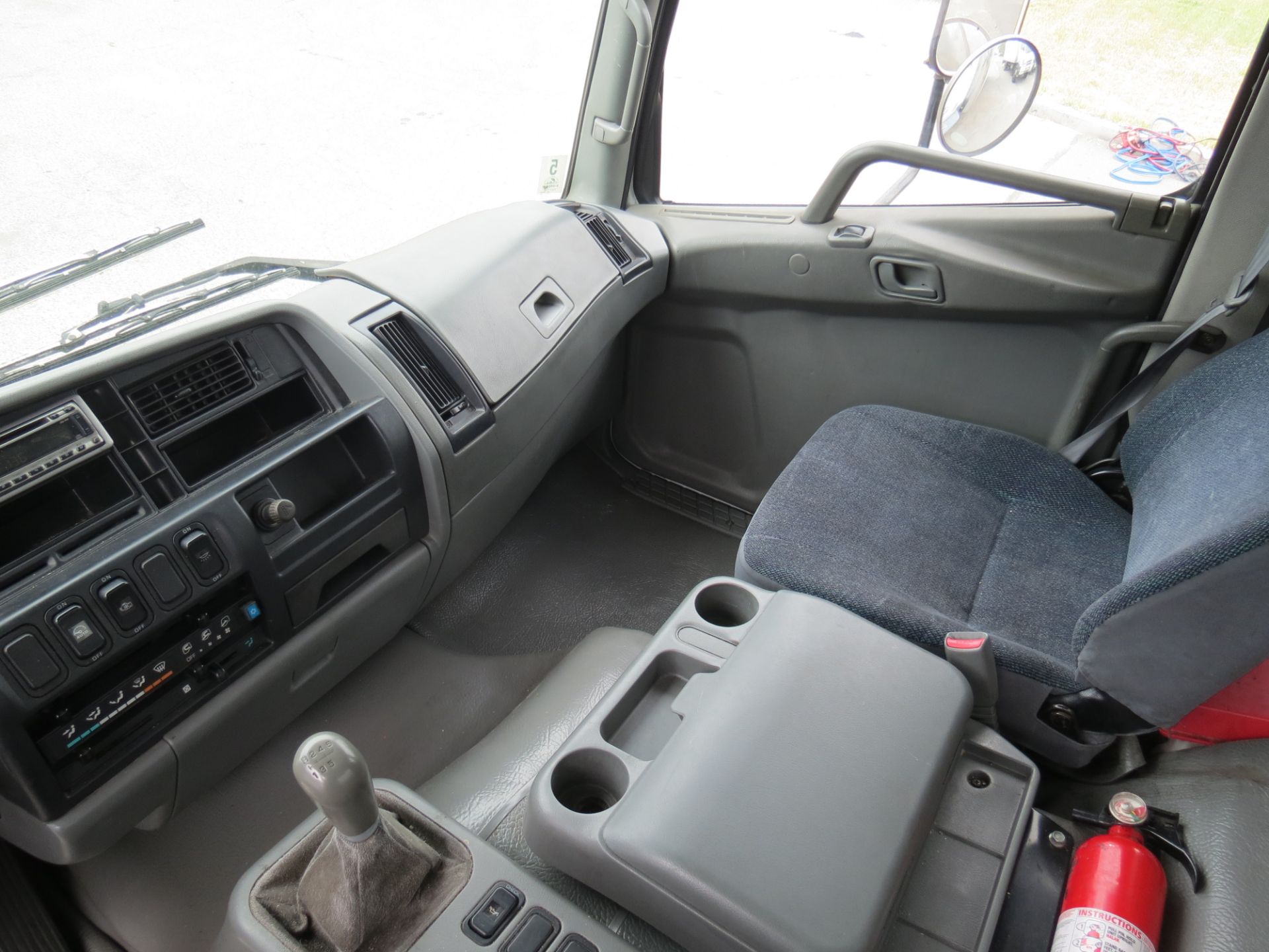 2007 Mitsubishi Fuso 28' FM-260 Box Truck W/Lift Gate, Manual Transmission, #127, VIN: - Image 8 of 10