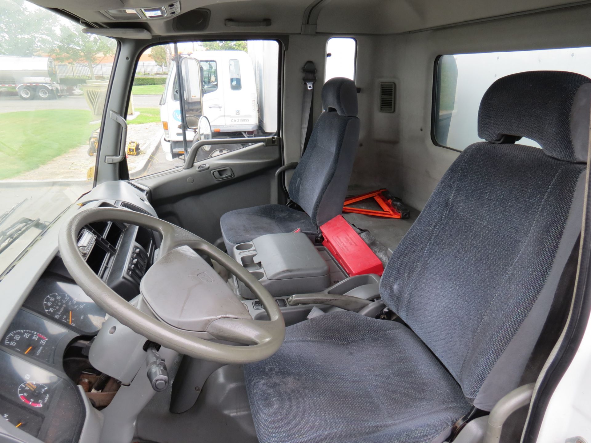 2007 Mitsubishi Fuso 28' FM-260 Box Truck W/Lift Gate, Manual Transmission, #122, VIN: - Image 7 of 10