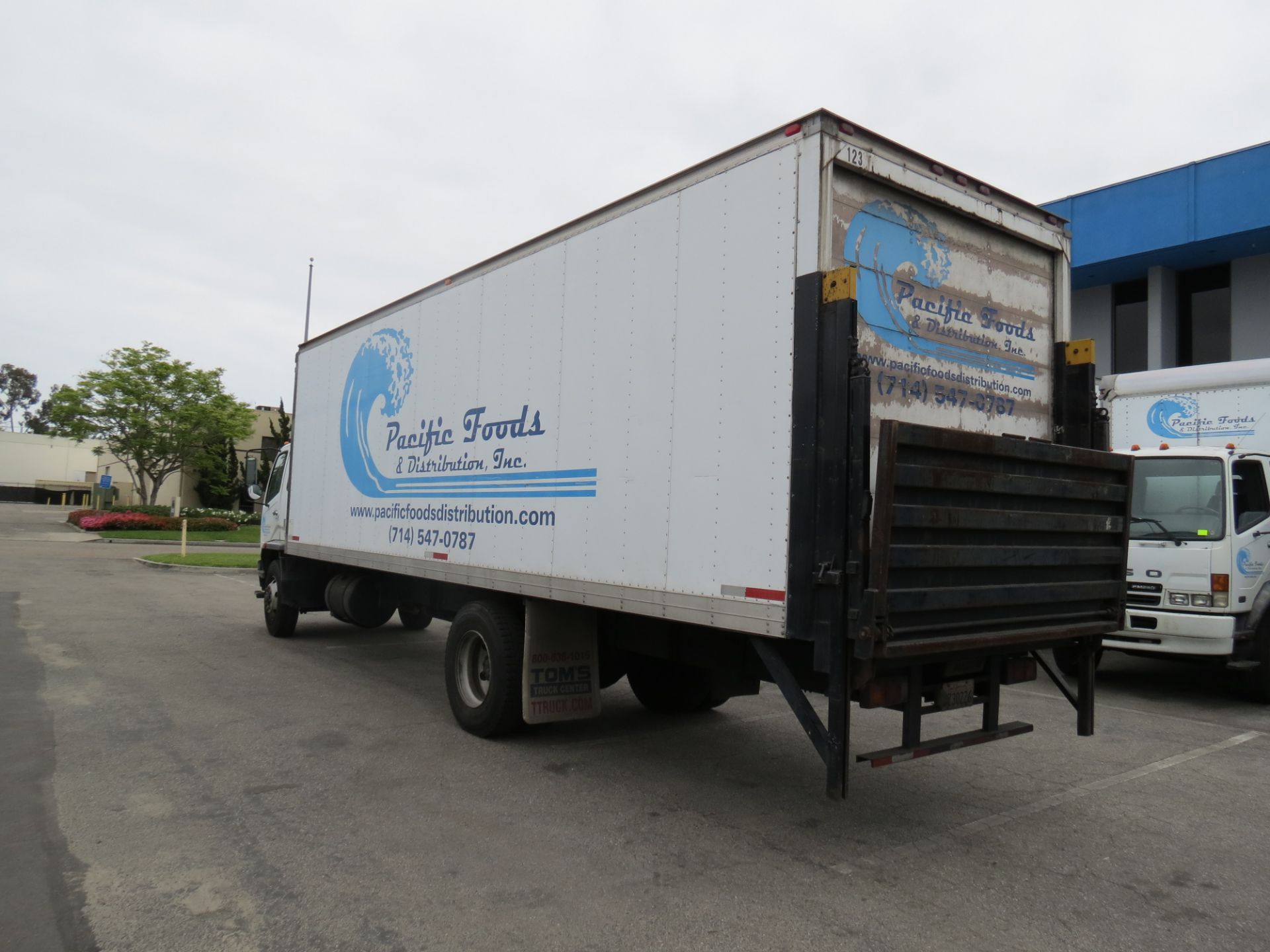 2007 Mitsubishi Fuso 28' FM-260 Box Truck W/Lift Gate, Manual Transmission, #123, VIN: - Image 5 of 11