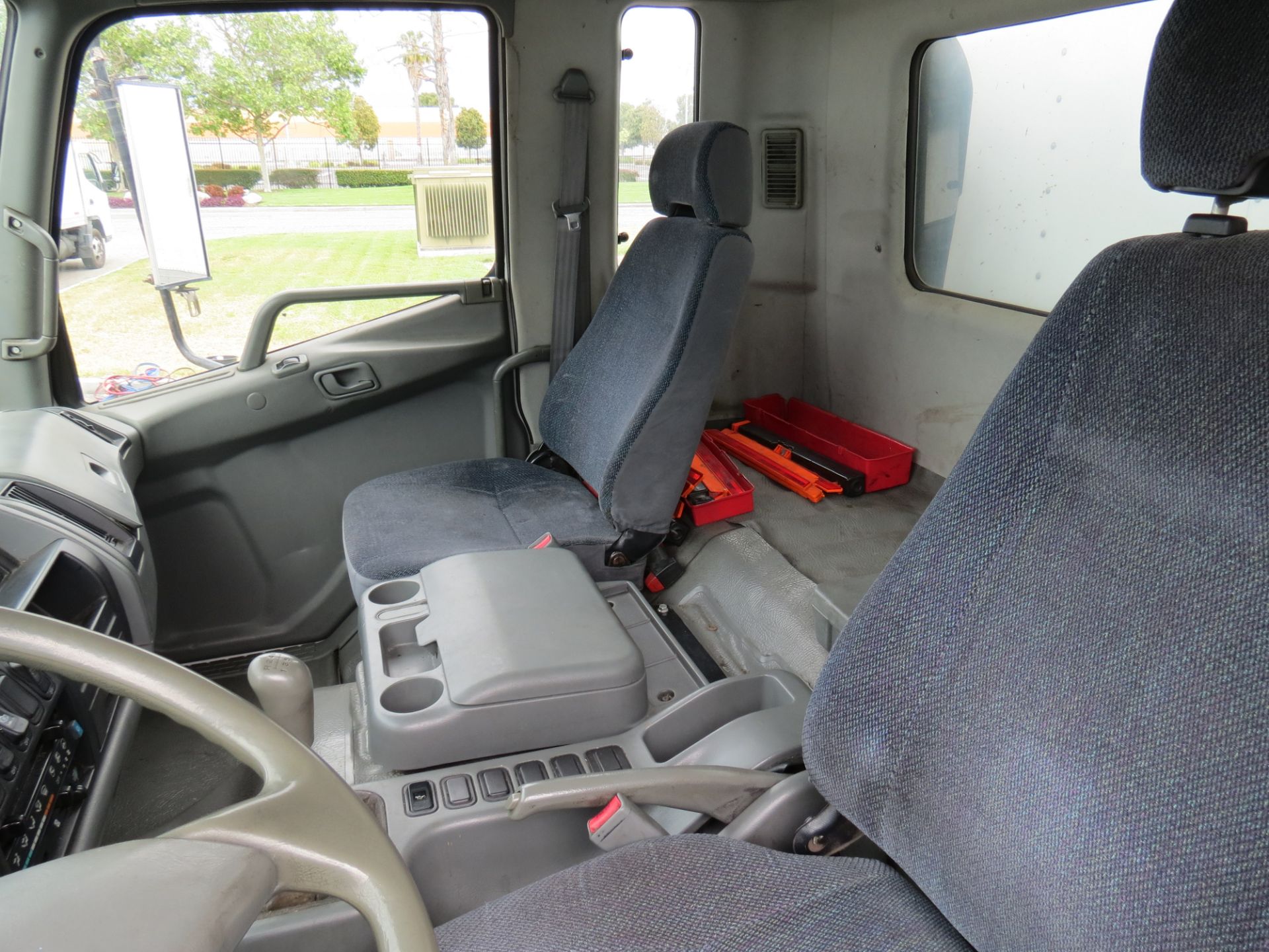 2007 Mitsubishi Fuso 28' FM-260 Box Truck W/Lift Gate, Manual Transmission,#109, VIN: - Image 7 of 10