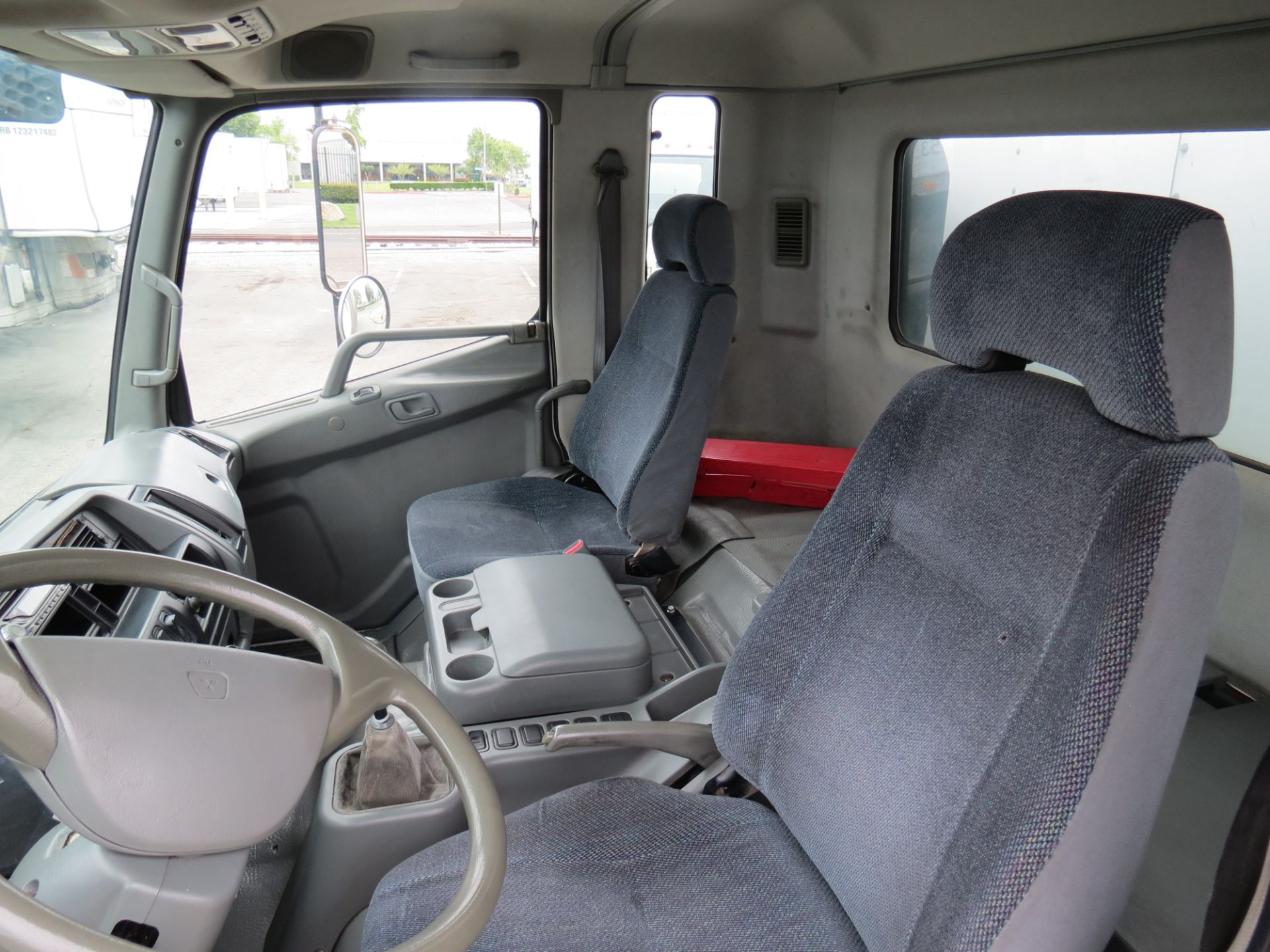 2007 Mitsubishi Fuso 28' FM-260 Box Truck W/Lift Gate, Manual Transmission, #104, VIN: - Image 8 of 11