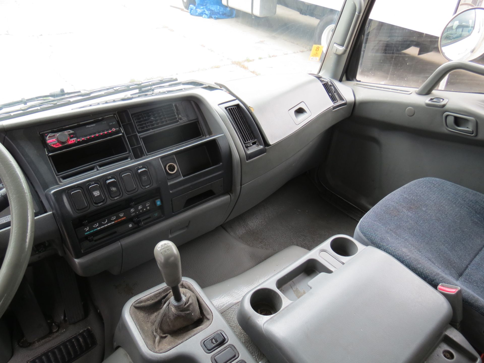 2007 Mitsubishi Fuso 28' FM-260 Box Truck W/Lift Gate, Manual Transmission, #114, VIN: - Image 8 of 10