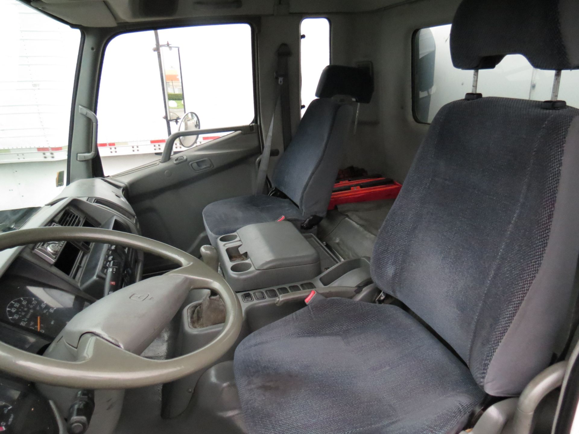 2007 Mitsubishi Fuso 28' FM-260 Box Truck W/Lift Gate, Manual Transmission, #105, VIN: - Image 7 of 10