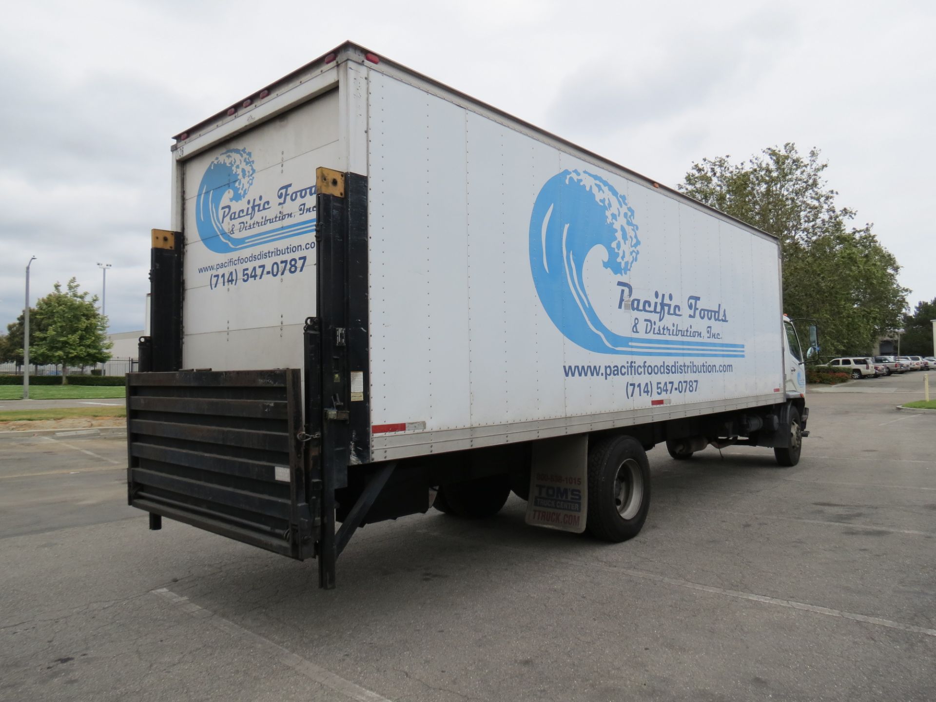 2007 Mitsubishi Fuso 28' FM-260 Box Truck W/Lift Gate, Manual Transmission, #126, VIN: - Image 4 of 10