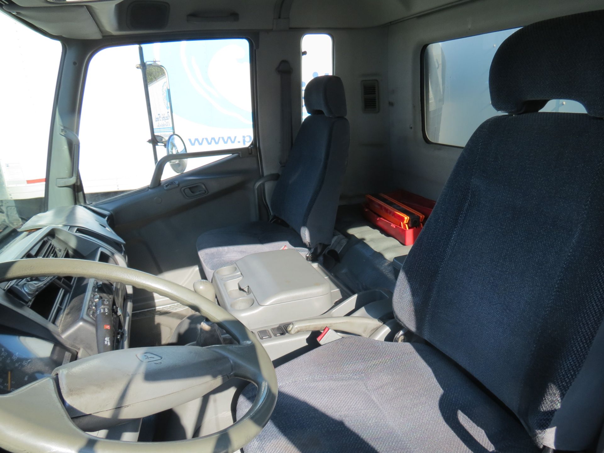 2007 Mitsubishi Fuso 28' FM-260 Box Truck W/Lift Gate, Manual Transmission, #119, VIN: - Bild 8 aus 12