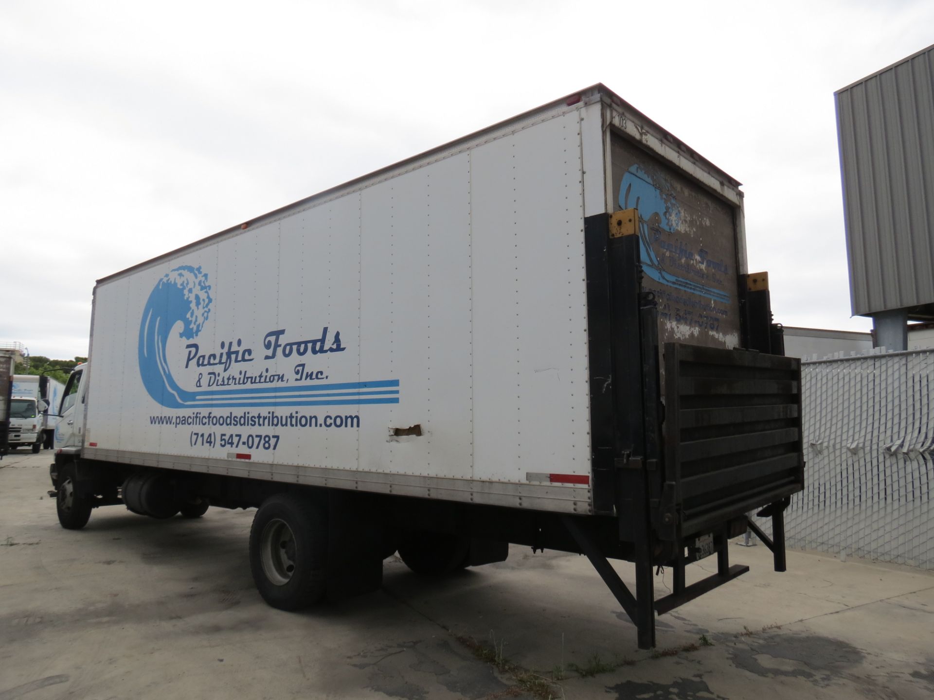 2007 Mitsubishi Fuso 28' FM-260 Box Truck W/Lift Gate, Manual Transmission, #103, VIN: - Image 5 of 10