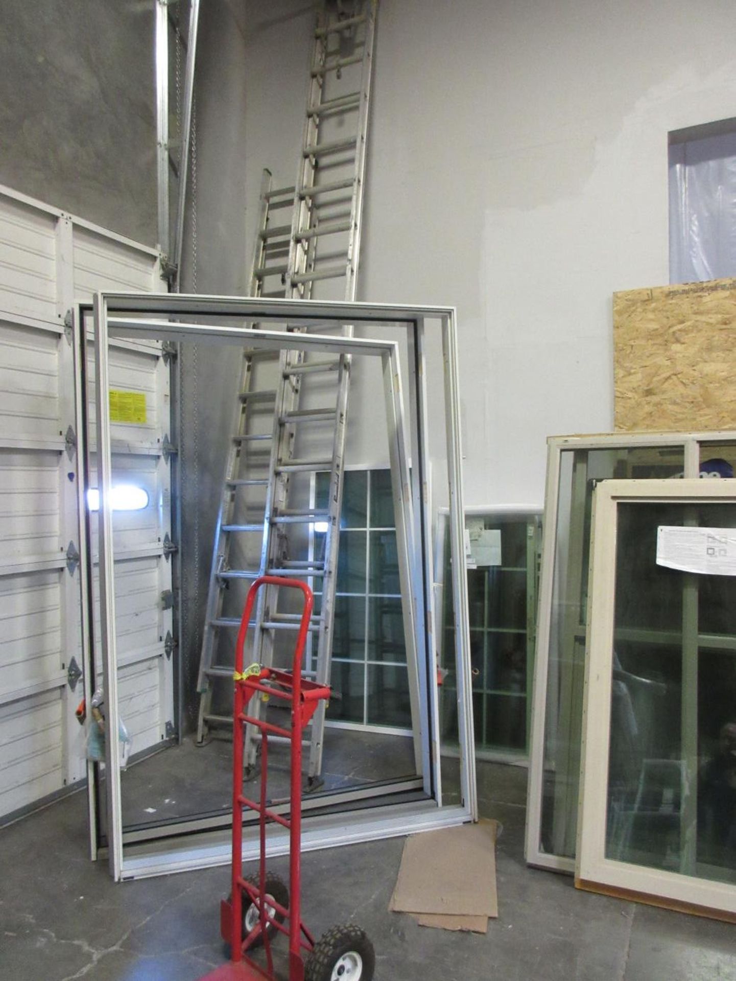 LOT - (2) EXTENSION LADDERS AND (1) HAND TRUCK