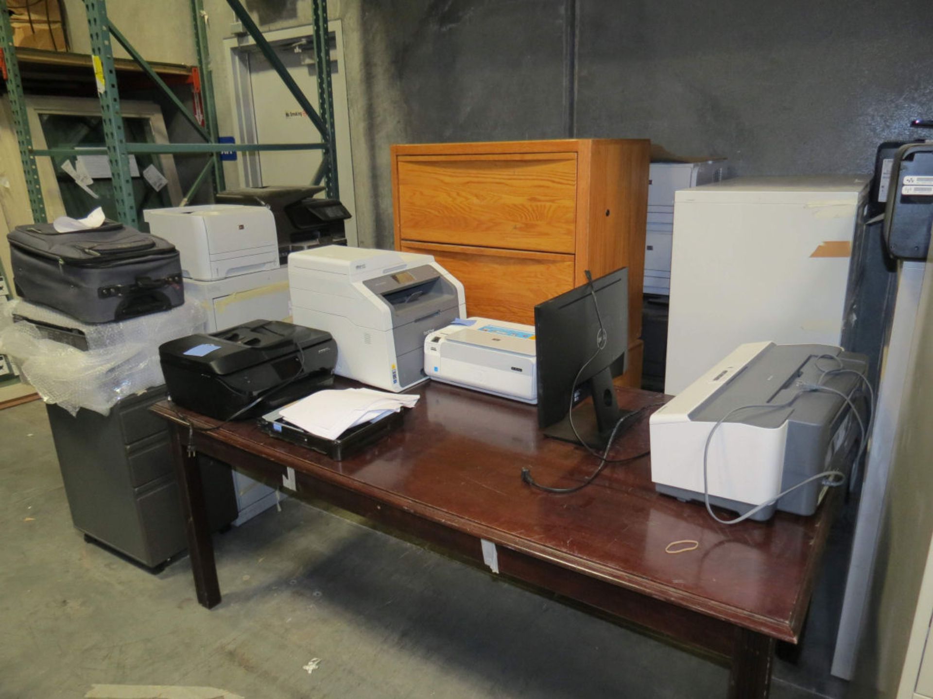 LOT - ASSORTED OFFICE EQUIPMENT AND FURNITURE INCLUDING: DESKS, CHAIRS, BOOKCASES, FILING - Image 4 of 8