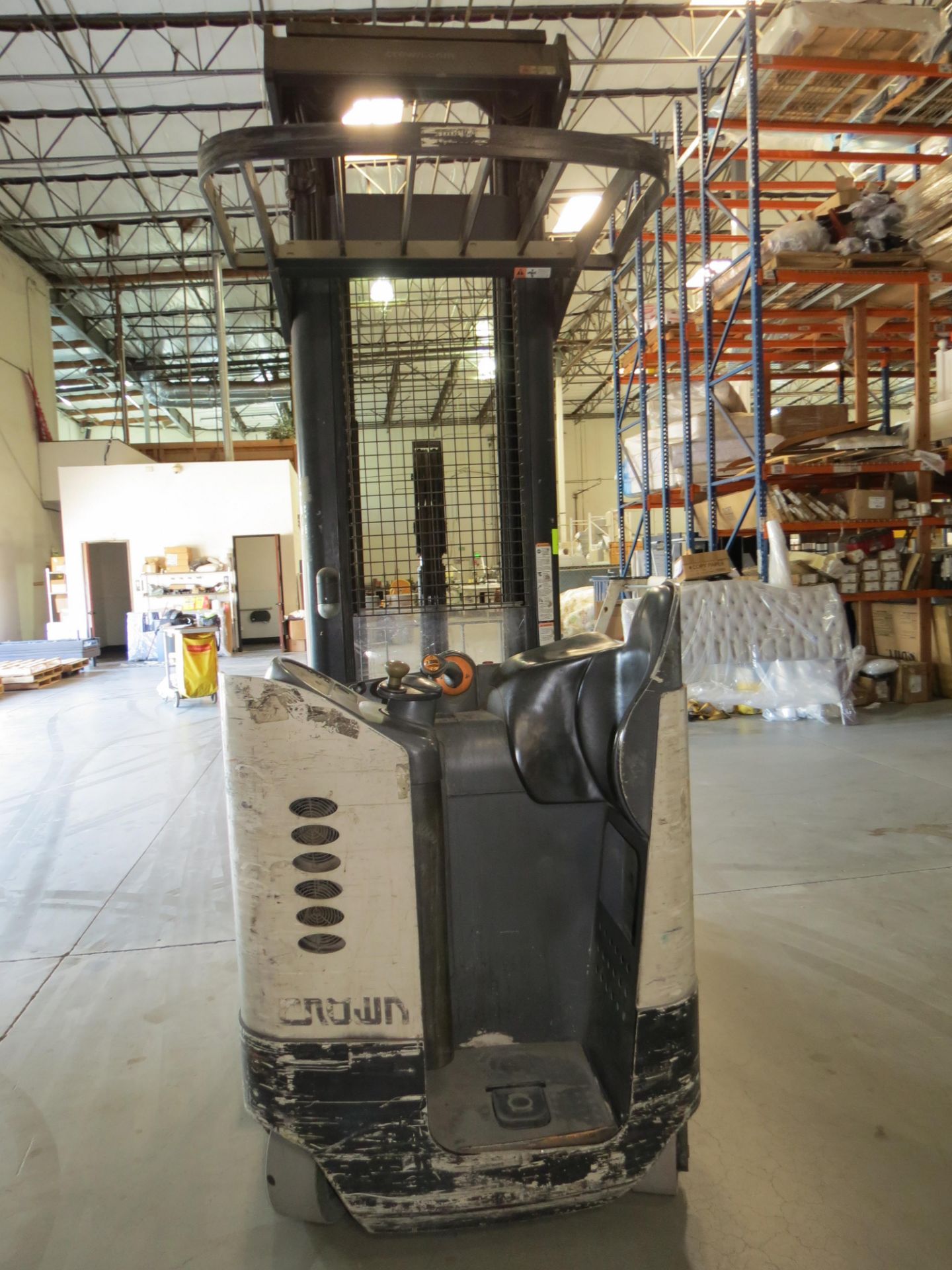 Crown RR 3-Stage Reach Electric Forklift 6860 Capacity SN:1A292256 With Legacy Power System - Image 3 of 4