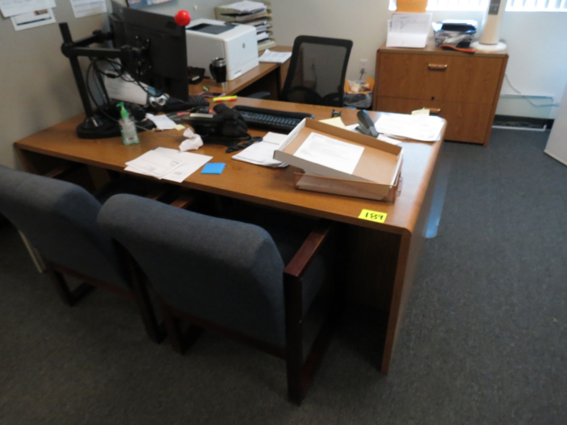 Lot Office Furniture, Desk with Right Return, Black Chair, 2-Drawer Lateral File Cabinet and 2-Side