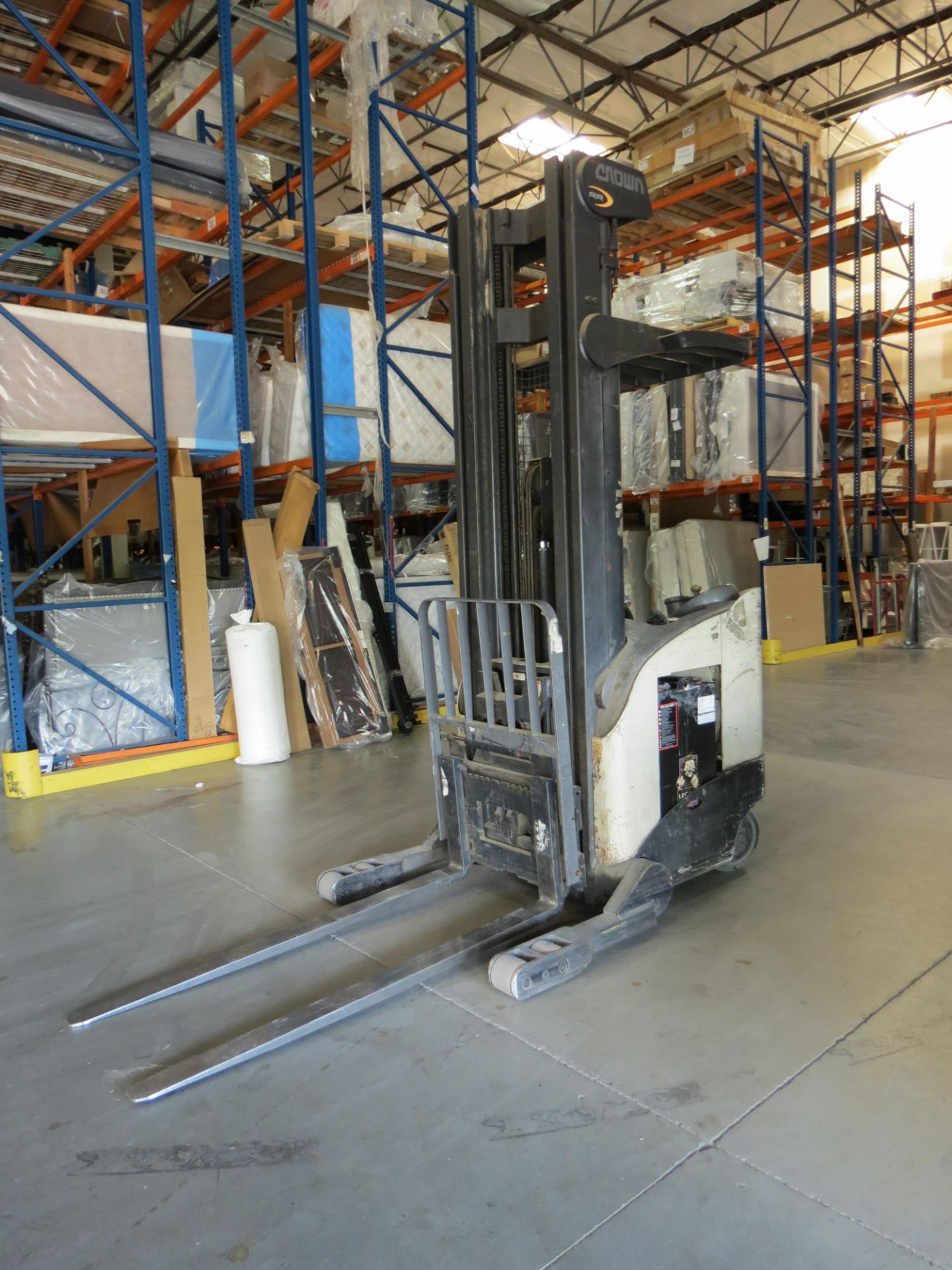 Crown RR 3-Stage Reach Electric Forklift 6860 Capacity SN:1A292256 With Legacy Power System