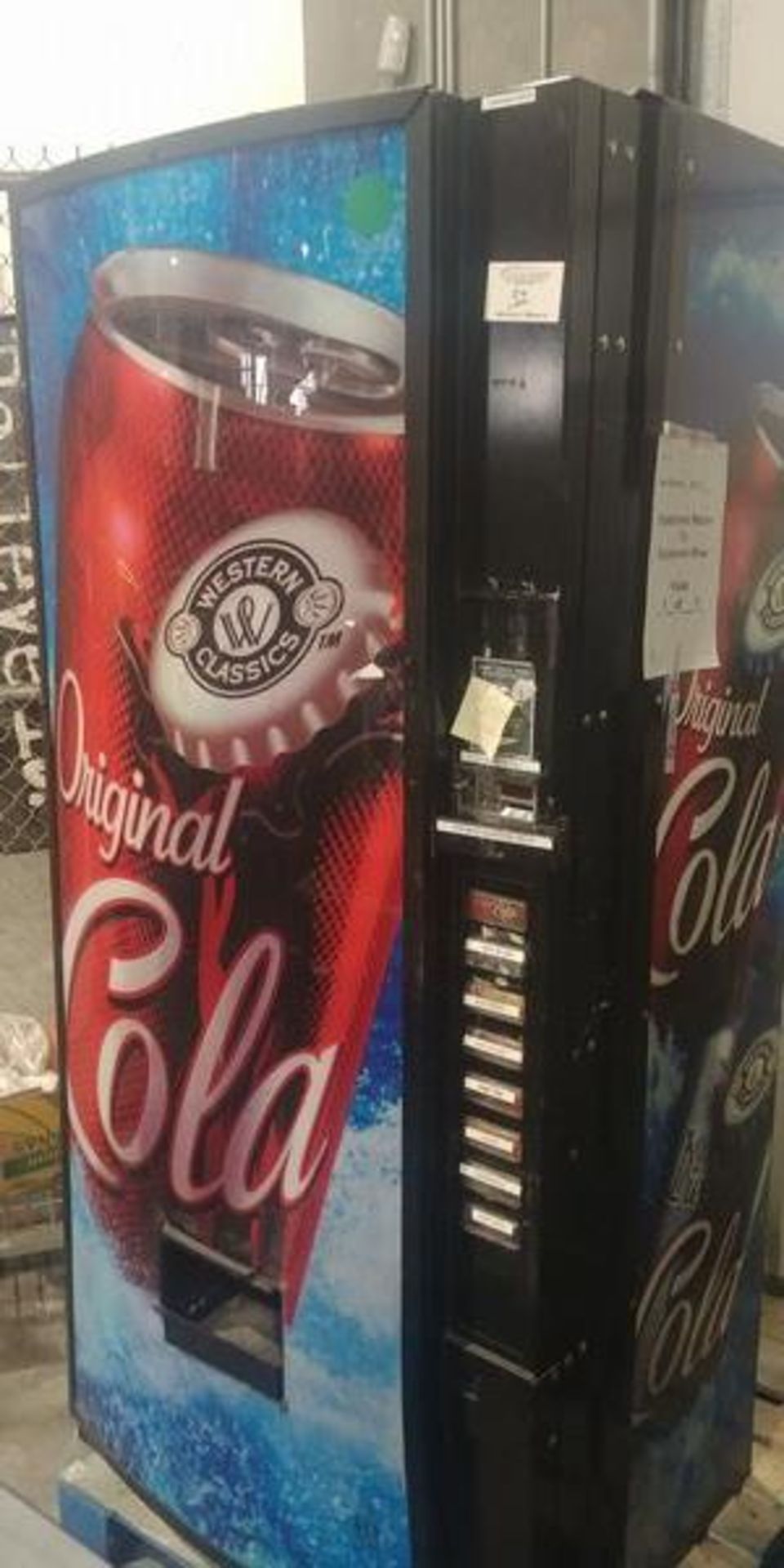 Royal Vendor Vending Machine - Does have key