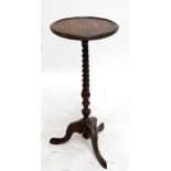 An early 20th century oak wine table with wrythen twist support, diameter 31cm.