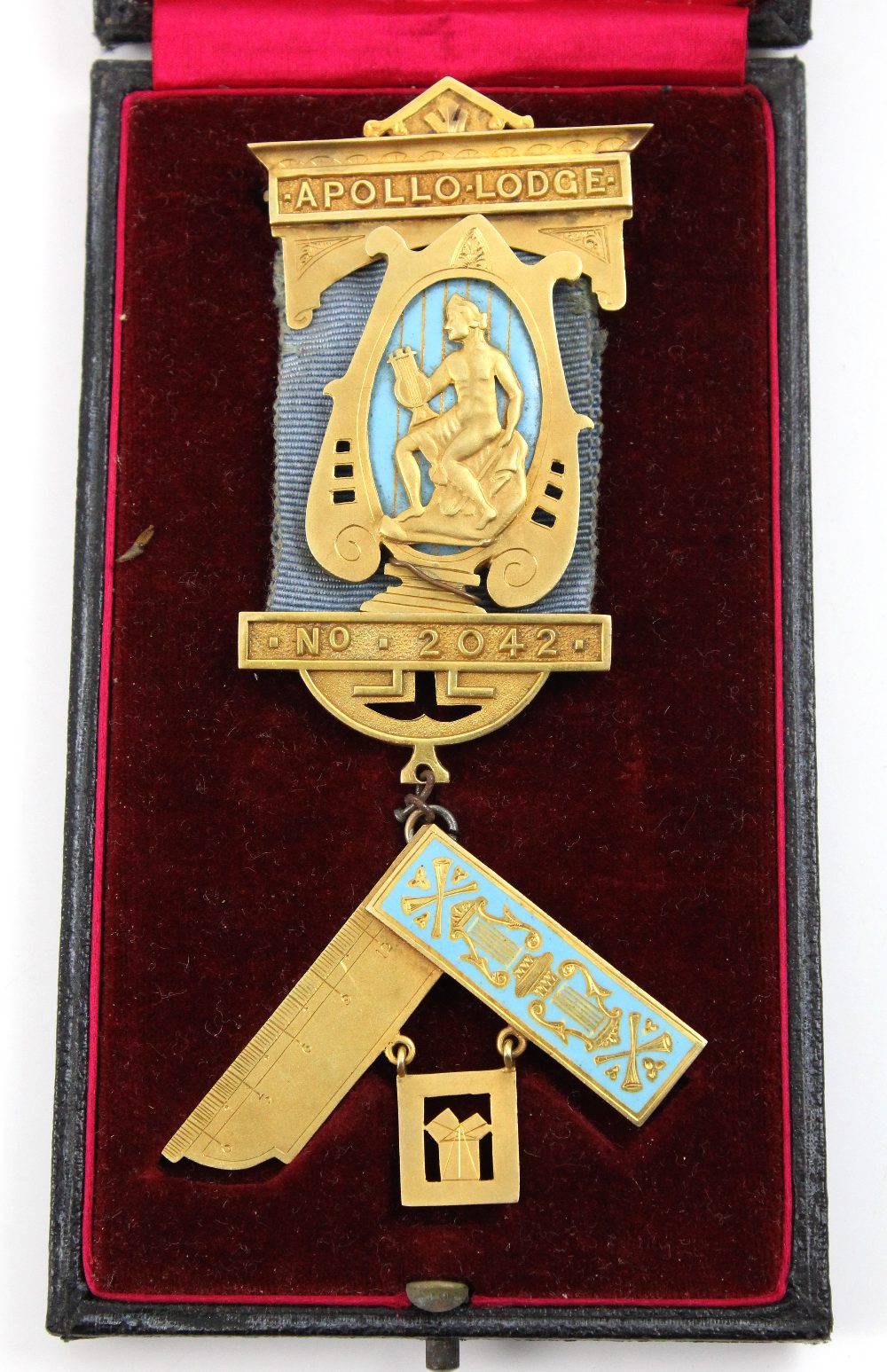 An 18ct gold Apollo Lodge Masonic jewel,
