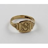 A gentlemen's 9ct gold signet ring engraved initials 'SM' to the top, size Q 1/2, approx 2.3g.