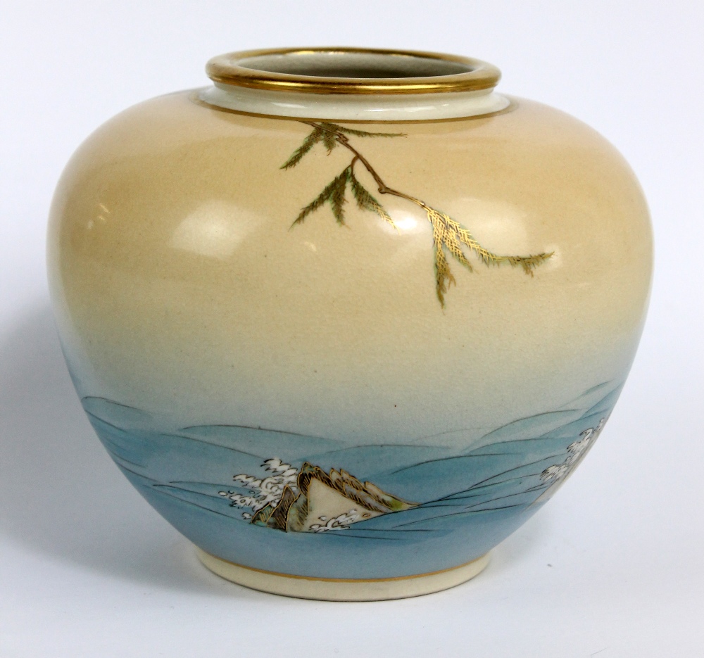 GYOKURUI, KOSHIDA; a Japanese Satsuma squat baluster vase decorated with fish beside a rock with a - Bild 3 aus 4