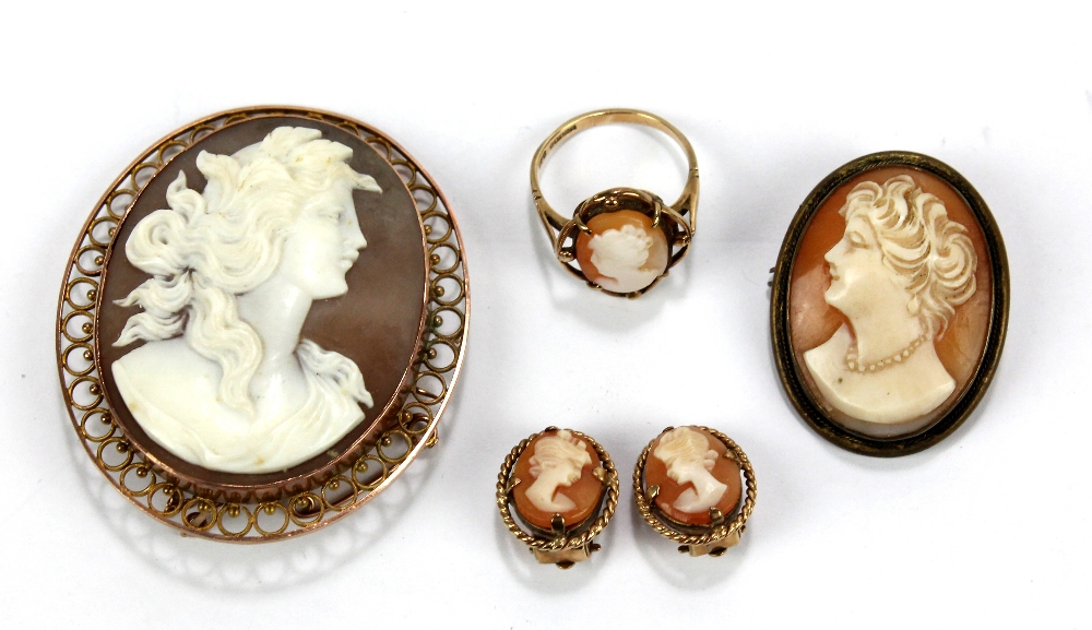 A 9ct yellow gold framed oval cameo brooch depicting bust of a young woman, 4.5 x 4.5cm, with safety